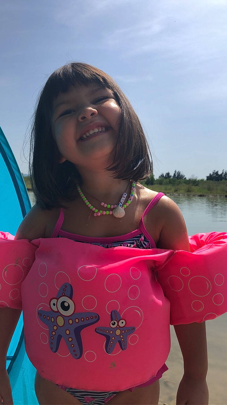 Melek a rejoint le concours — aidez-le/la à gagner de superbes lots ! azure, baby_toddler_clothing, cool, dress, facial_expression, fun, hairstyle, happy, joy, leisure, magenta, neck, person, pink, recreation, shoulder, skin, sky, sleeve, smile