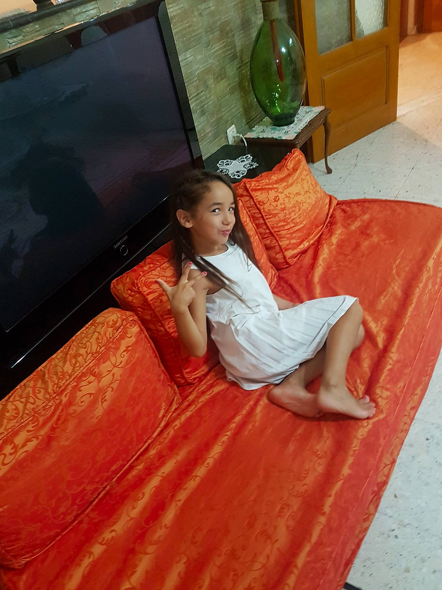 Naëlle a rejoint le concours — aidez-le/la à gagner de superbes lots ! floor, flooring, furniture, girl, lady, leg, person, product, sitting, textile