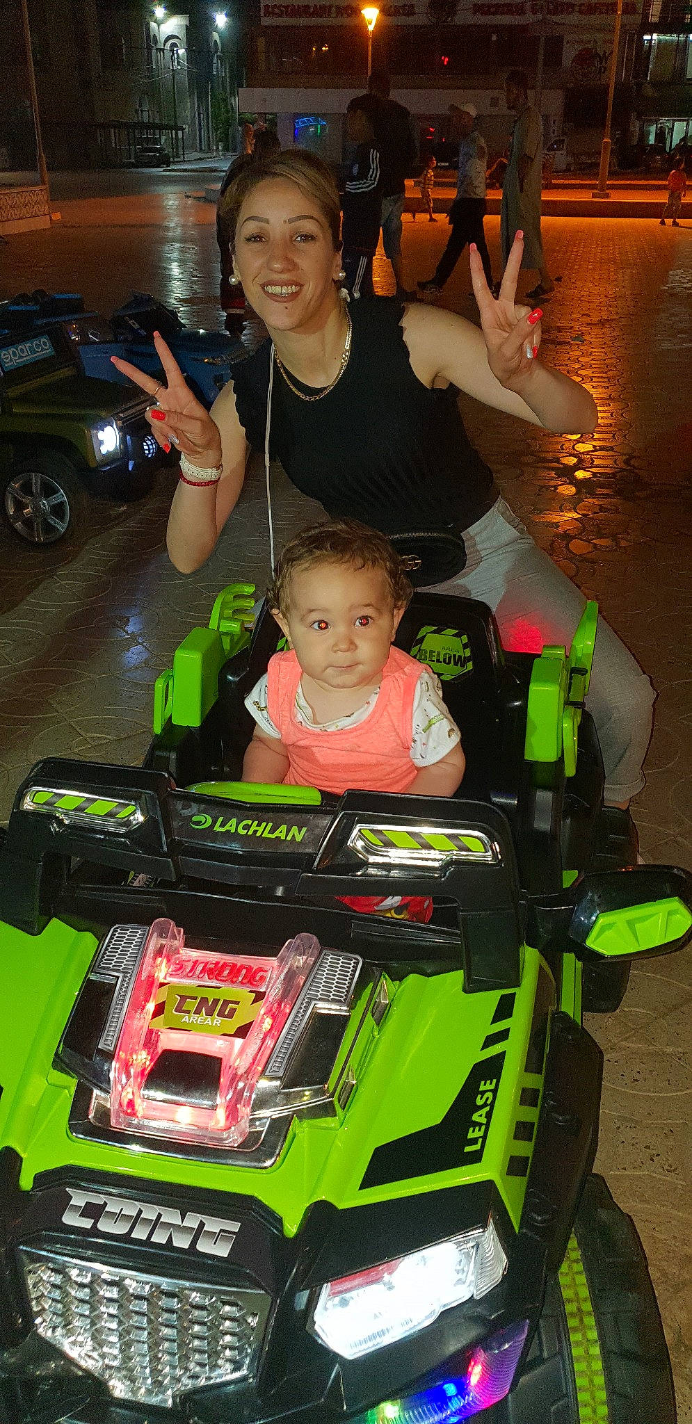 Nahil participe au concours pour gagner de l'argent avec cette photo : car, joy, person, toy, vehicle