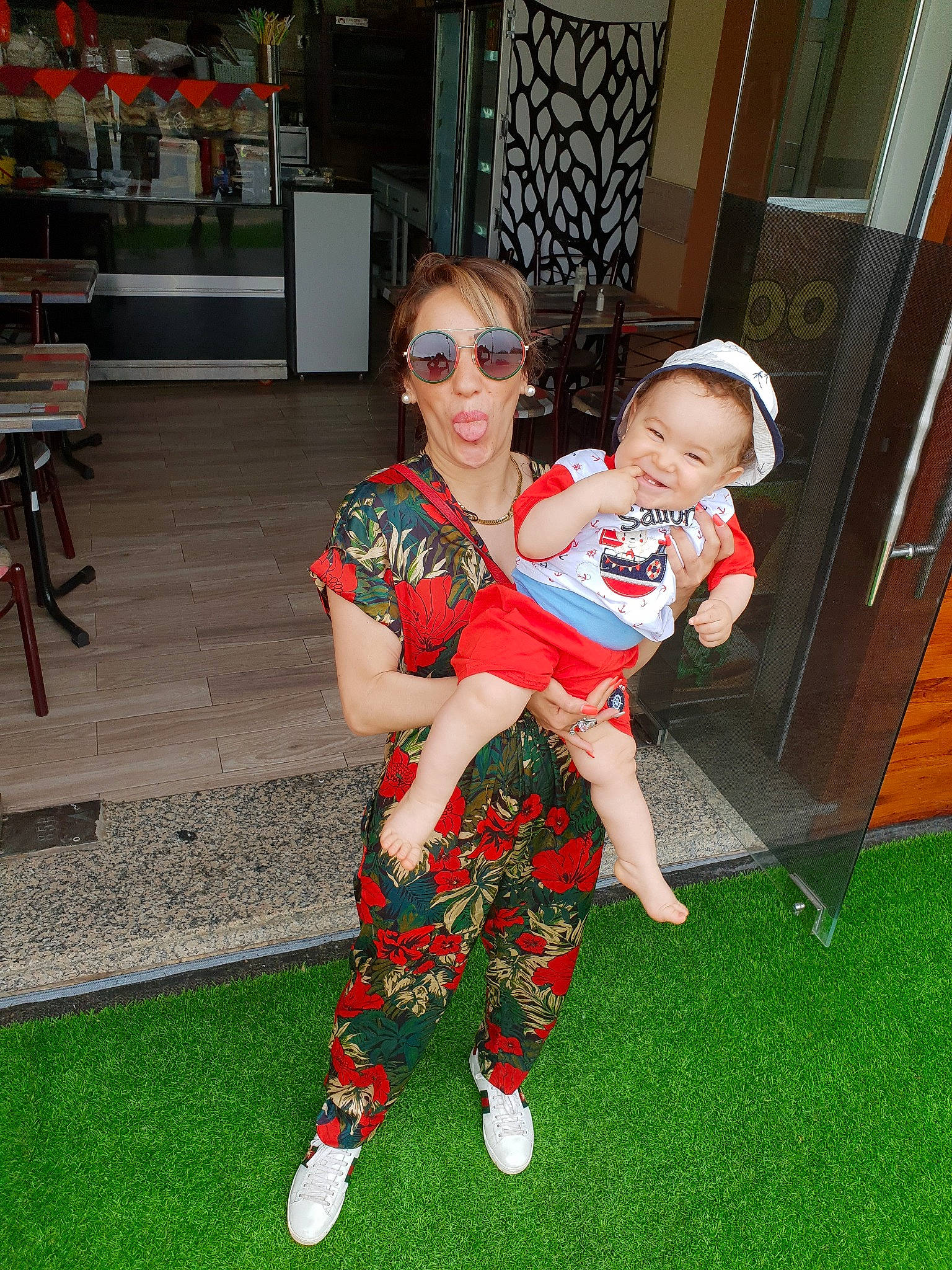 Nahil participe au concours pour gagner de l'argent avec cette photo : child, costume, fictional_character, flooring, footwear, fun, glasses, grass, joy, person, shoe, toddler