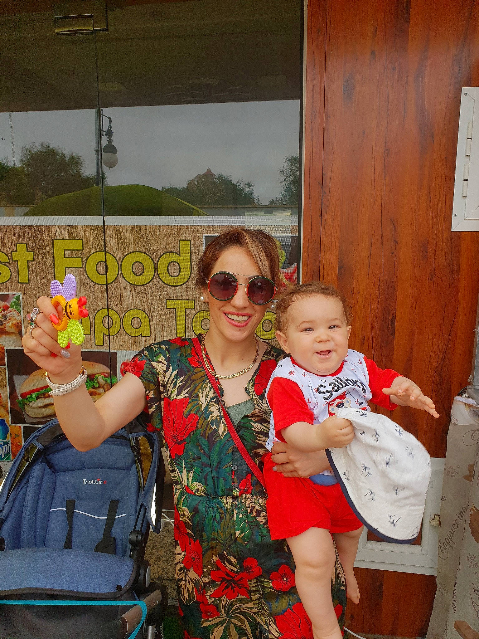 Nahil participe au concours pour gagner de l'argent avec cette photo : child, daughter, event, eyewear, family, fun, glasses, happy, iris, joy, mother, people, person, plant, summer, toddler, vacation, vision_care