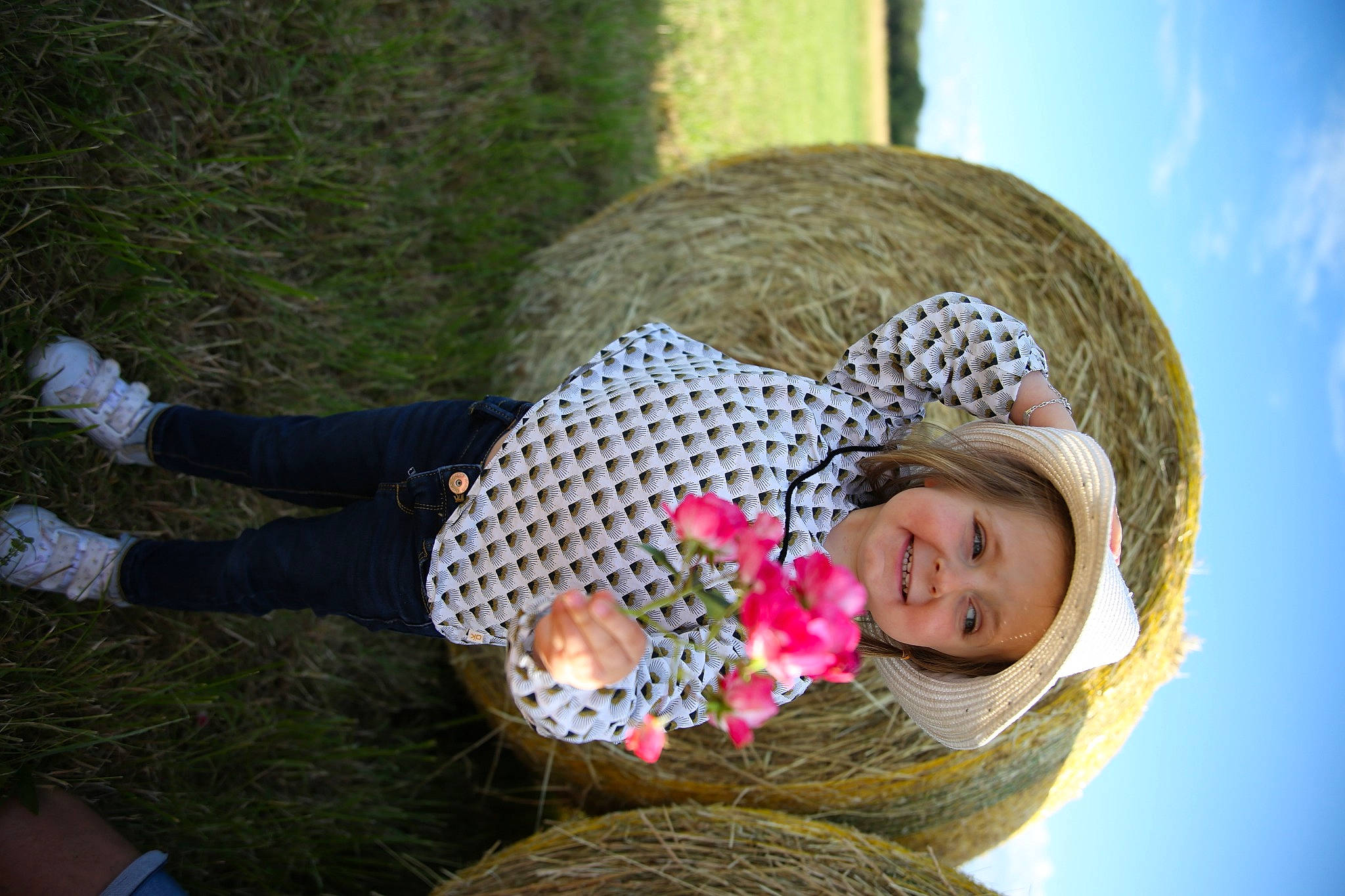 Noélyne a rejoint le concours — aidez-le/la à gagner de superbes lots ! automotive_wheel_system, brown_hair, child, fashion_accessory, fun, grass, happy, hat, headgear, headwear, joy, leisure, pattern, people_in_nature, person, plant, recreation, spring, sun_hat, toddler