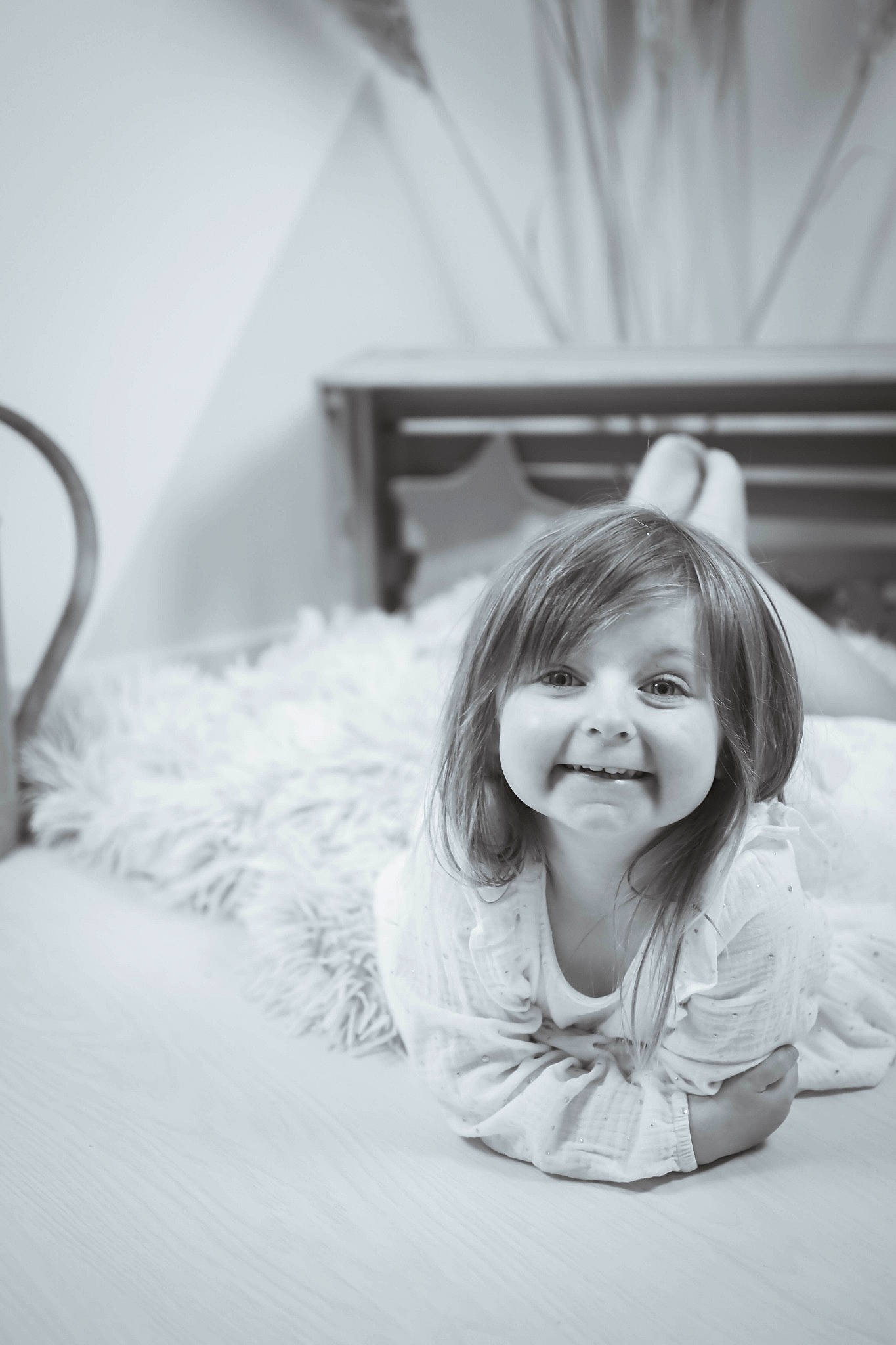 Noélyne a rejoint le concours — aidez-le/la à gagner de superbes lots ! bedding, black_and_white, child, comfort, eye, flash_photography, flooring, fun, gesture, happy, joy, laugh, monochrome, monochrome_photography, person, portrait_photography, room, sitting, smile, stock_photography