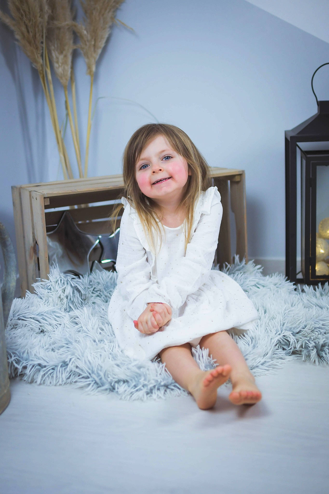 Noélyne a rejoint le concours — aidez-le/la à gagner de superbes lots ! blond, comfort, dress, eye, fashion_design, flash_photography, floor, flooring, fun, happy, human_leg, iris, joy, long_hair, person, room, sitting, smile, standing, toddler