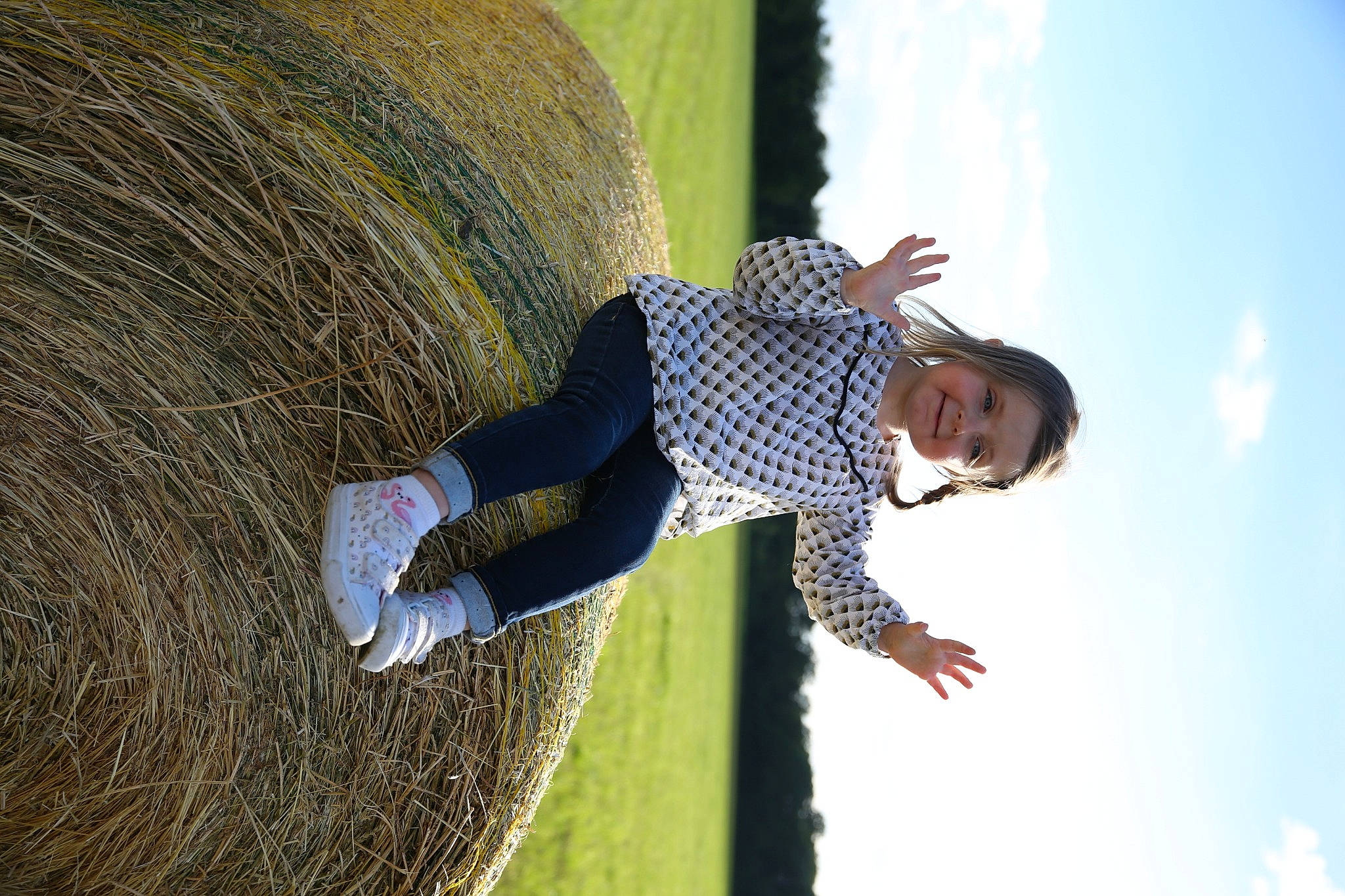 Noélyne participe au concours pour gagner de l'argent avec cette photo : adventure, child, cloud, flash_photography, fun, gesture, grass, happy, joy, leisure, people_in_nature, person, plant, recreation, shadow, sky, toddler, tree, trunk, water
