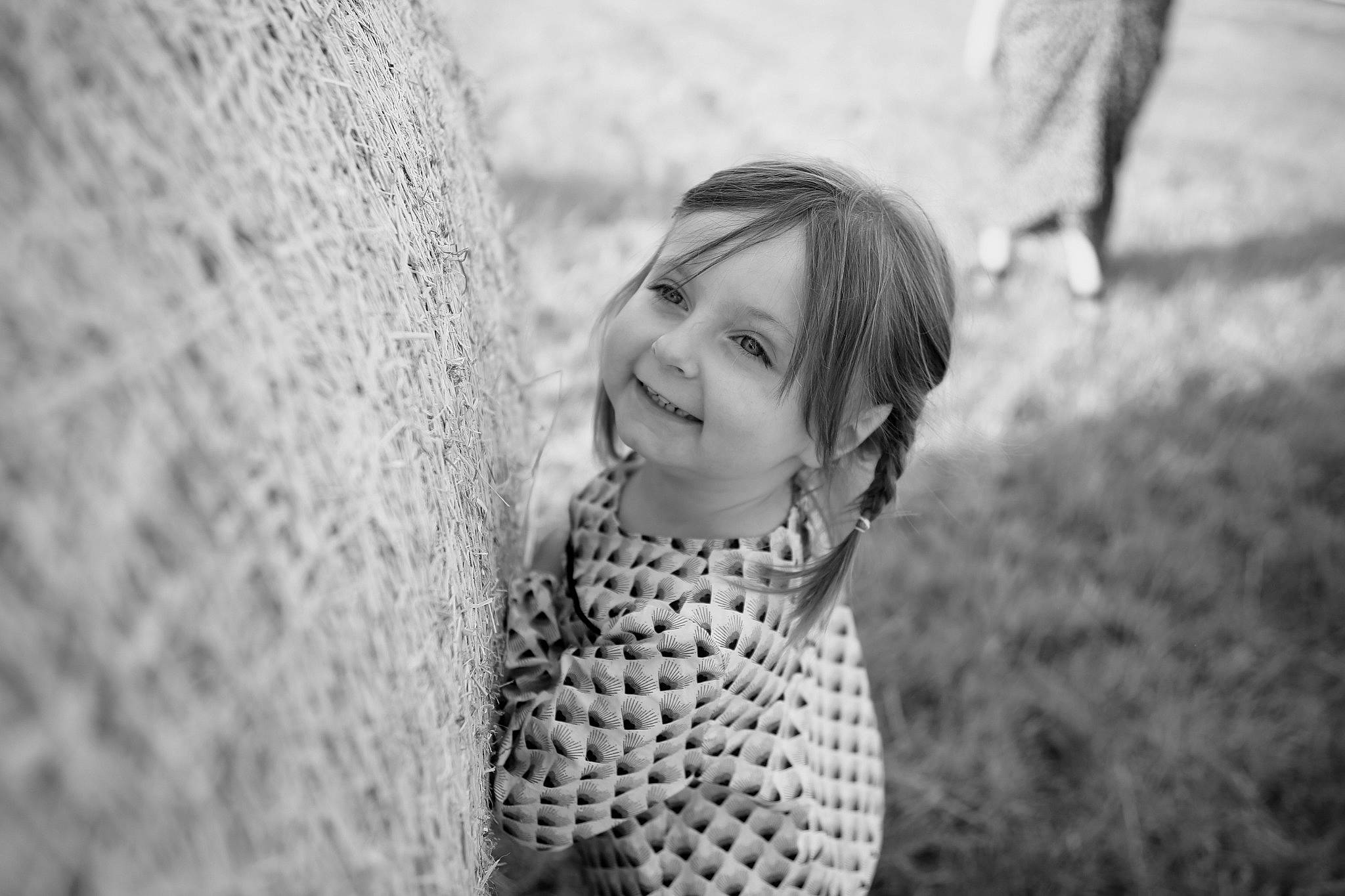 Noélyne participe au concours pour gagner de l'argent avec cette photo : black, black_and_white, child, eye, facial_expression, flash_photography, fun, gesture, grass, grey, hairstyle, happy, joy, monochrome, monochrome_photography, pattern, people_in_nature, person, plant, smile