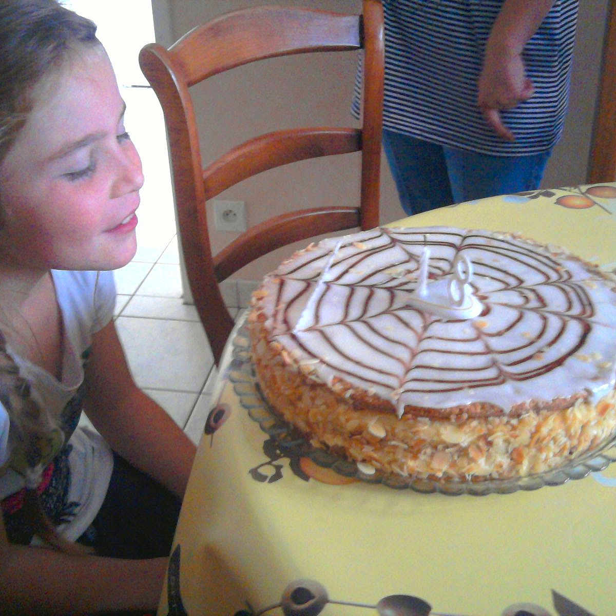 Julie participe au concours pour gagner de l'argent avec cette photo : adult, birthdaycake, cake, chair, child, cream, dessert, diningtable, face, female, food, furniture, girl, head, icing, people, person, photography, portrait, table