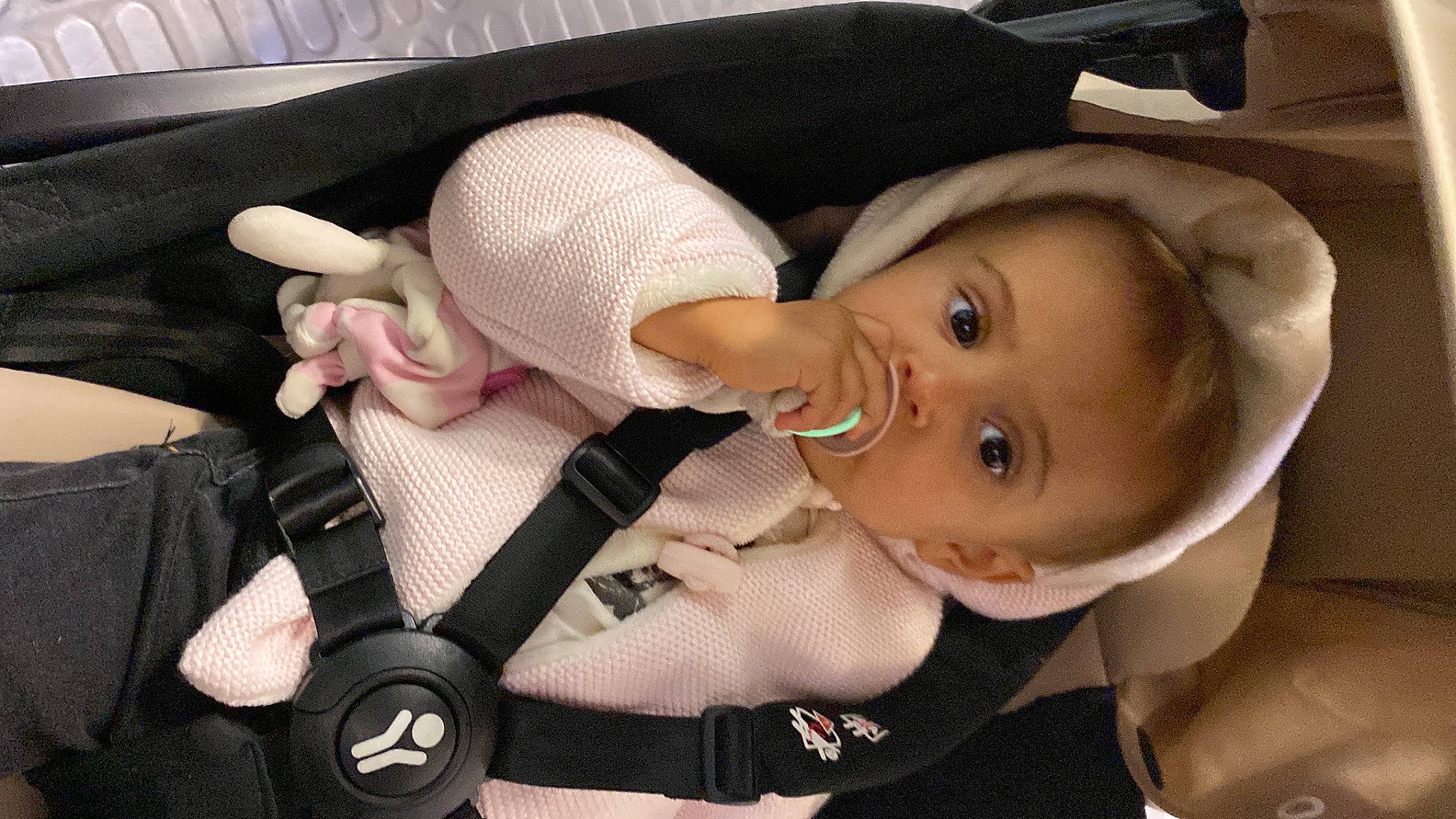 Léna participe au concours pour gagner de l'argent avec cette photo : baby, baby_carriage, baby_products, car_seat, cheek, child, comfort, fashion_accessory, gesture, hat, headgear, nail, person, personal_protective_equipment, seat_belt, selfie, skin, suit, sun_hat, thumb