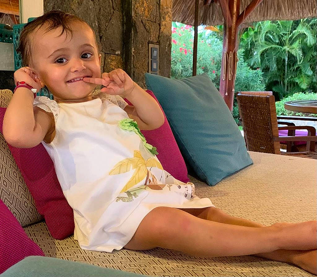 Léna a rejoint le concours — aidez-le/la à gagner de superbes lots ! baby_toddler_clothing, barefoot, comfort, elbow, foot, fun, happy, human_leg, joy, knee, lap, leisure, person, shorts, sitting, skin, smile, thigh, thumb, toddler