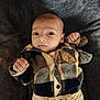 Giulio a rejoint le concours — aidez-le/la à gagner de superbes lots ! baby, infant, blanket, clothing, face, person, portrait, cute, newborn, fist, shirt, pants, fashion, lying_down, young_child, eyes, expression, soft_texture, indoor, closeup