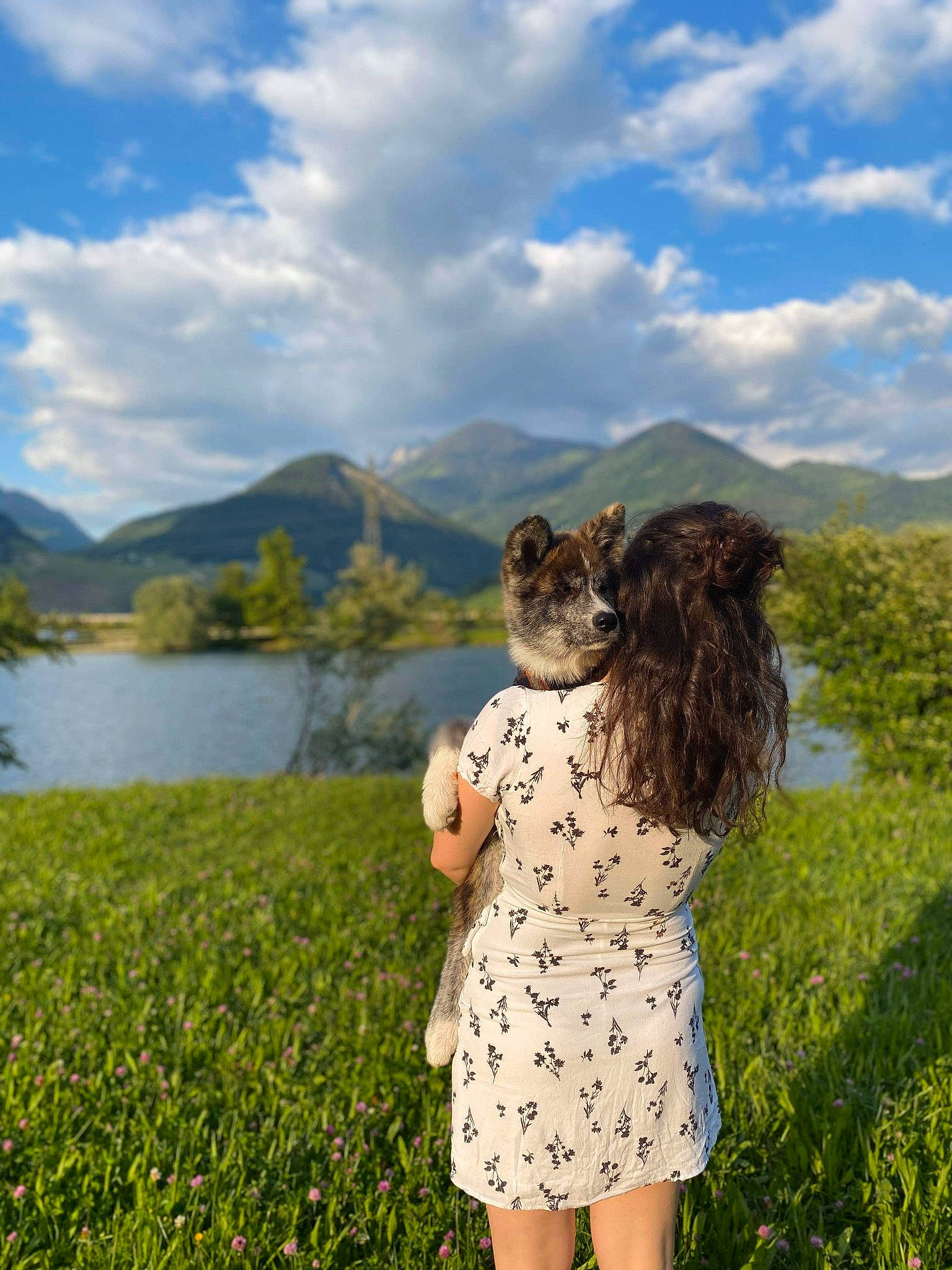 Qoda participe au concours pour gagner de l'argent avec cette photo : beauty, cloud, dress, grass, grass_family, grassland, green, lake, lake_district, meadow, mountain, nature, people_in_nature, photograph, skin, sky, summer, tree, wilderness, yellow