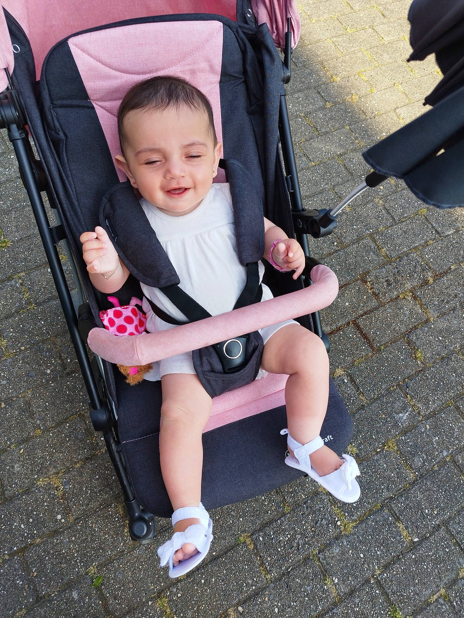 Innayah a rejoint le concours — aidez-le/la à gagner de superbes lots ! auto_part, baby, baby_carriage, chair, comfort, eye, head, human_leg, joy, knee, lap, leg, people, person, shoe, shorts, smile, snapshot, sneakers, thigh