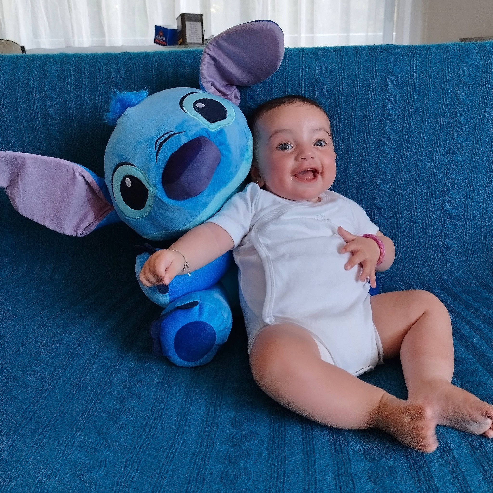 Innayah participe au concours pour gagner de l'argent avec cette photo : arm, baby_toddler_clothing, blue, child, comfort, electric_blue, facial_expression, finger, foot, fun, happy, human_leg, joy, knee, person, skin, smile, thigh, thumb, toddler