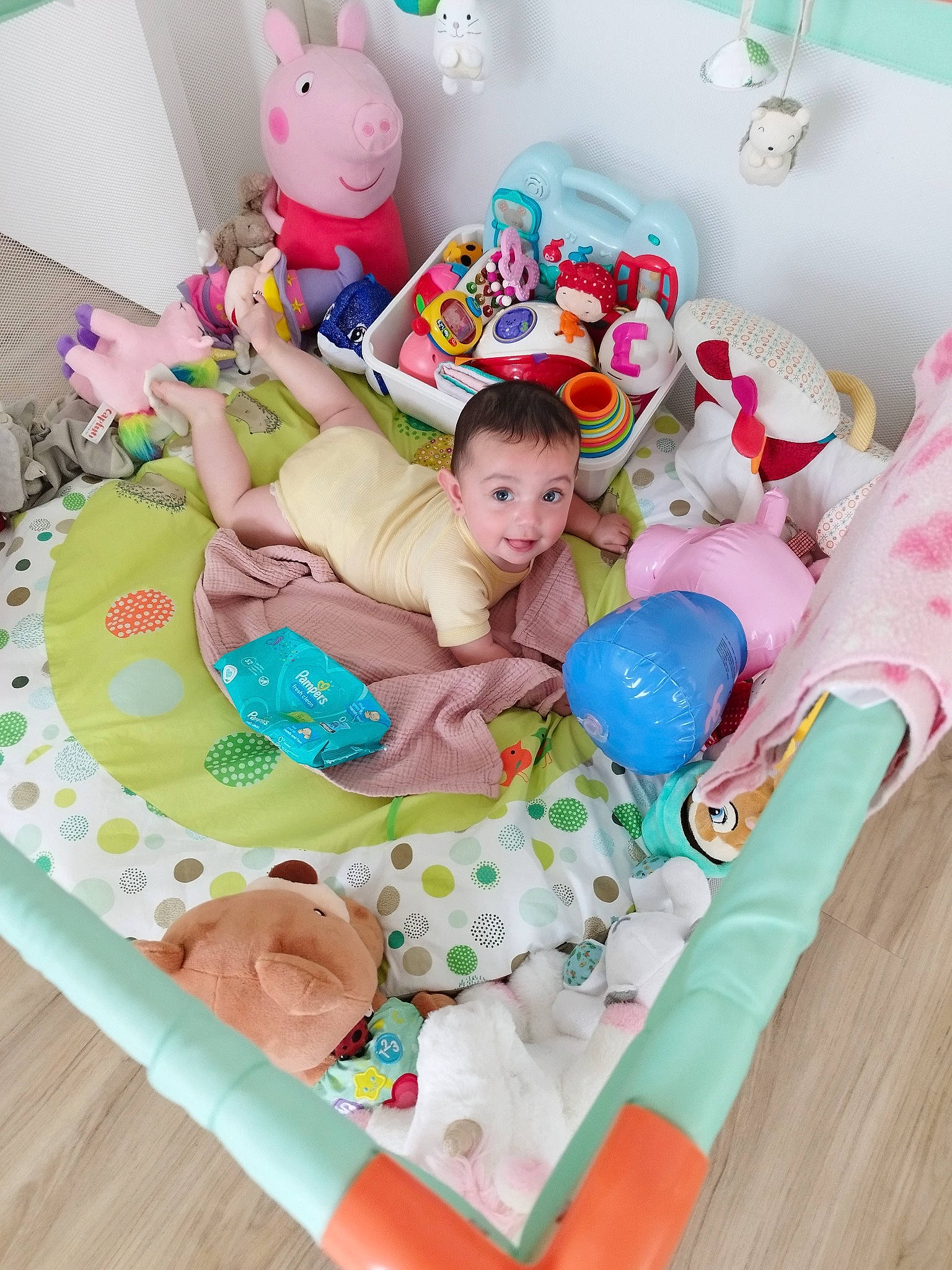 Innayah a rejoint le concours — aidez-le/la à gagner de superbes lots ! baby, baby_products, baby_toddler_clothing, bedding, chair, child, comfort, event, fun, green, happy, linens, party_supply, person, pink, play, room, sock, stuffed_toy, textile