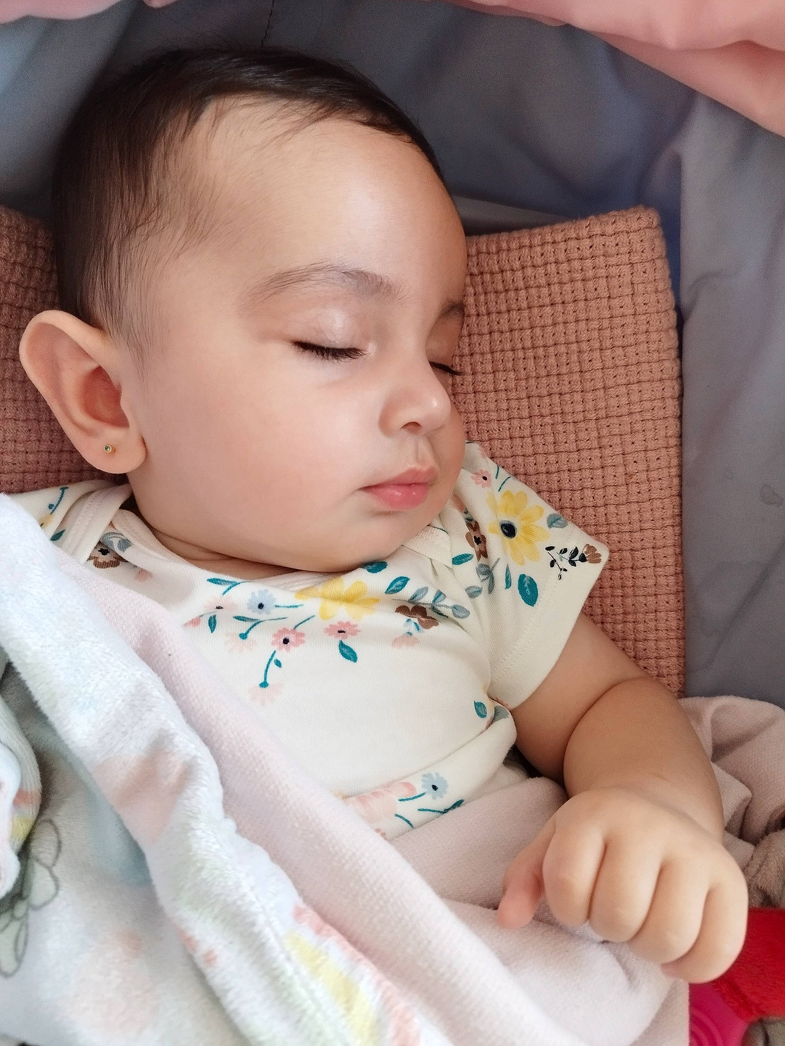 Innayah a rejoint le concours — aidez-le/la à gagner de superbes lots ! baby, baby_toddler_clothing, cheek, child, chin, collar, comfort, eyelash, facial_expression, finger, linens, lip, mouth, neck, nose, person, sitting, skin, sleeve, textile