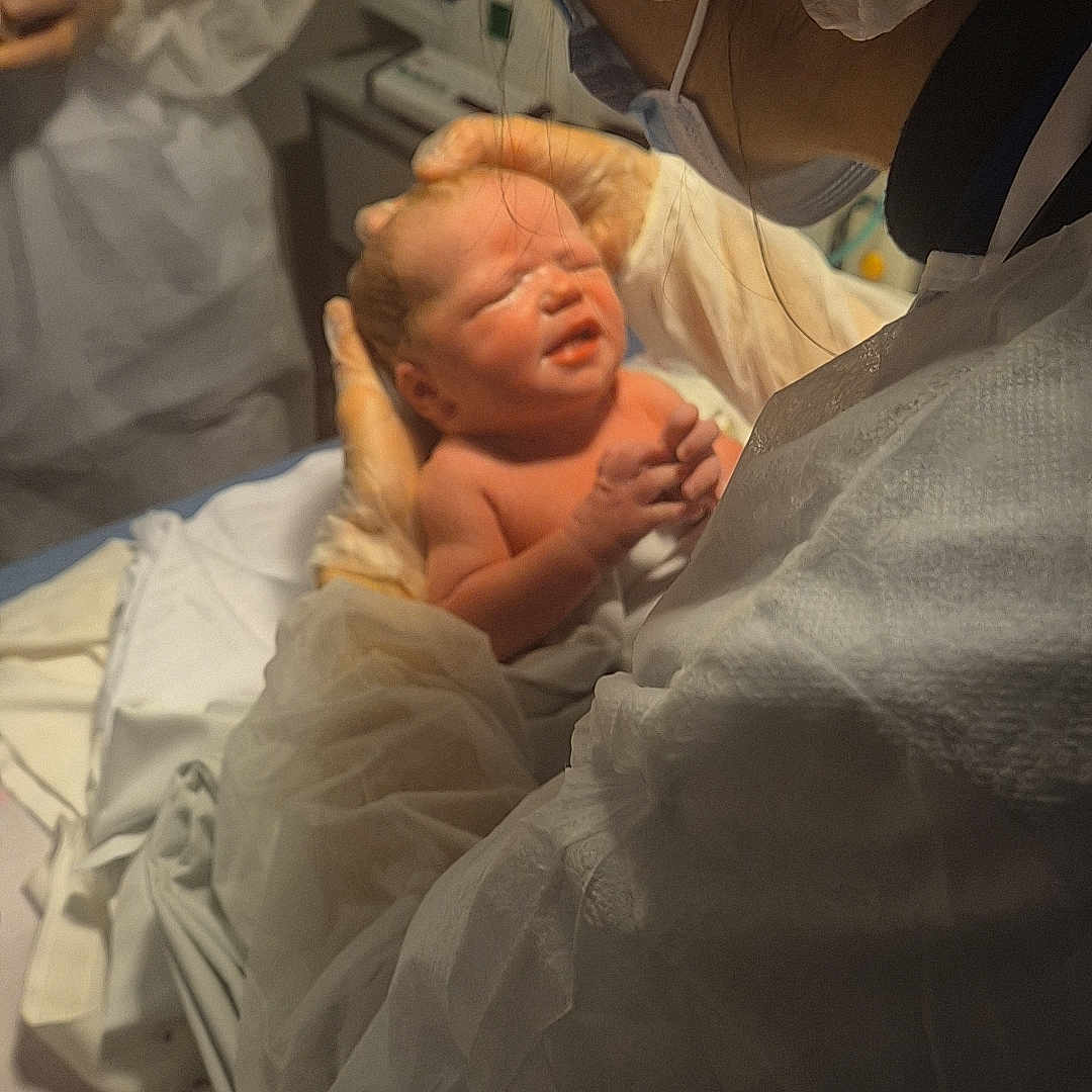 Alïyàa participe au concours pour gagner de l'argent avec cette photo : baby, birth, care, close_up, delivery_room, face_mask, gloves, healthcare_worker, holding, hospital, hospital_bed, infant, medical_environment, medical_gown, new_life, newborn, person, protective_gear, skin, tenderness