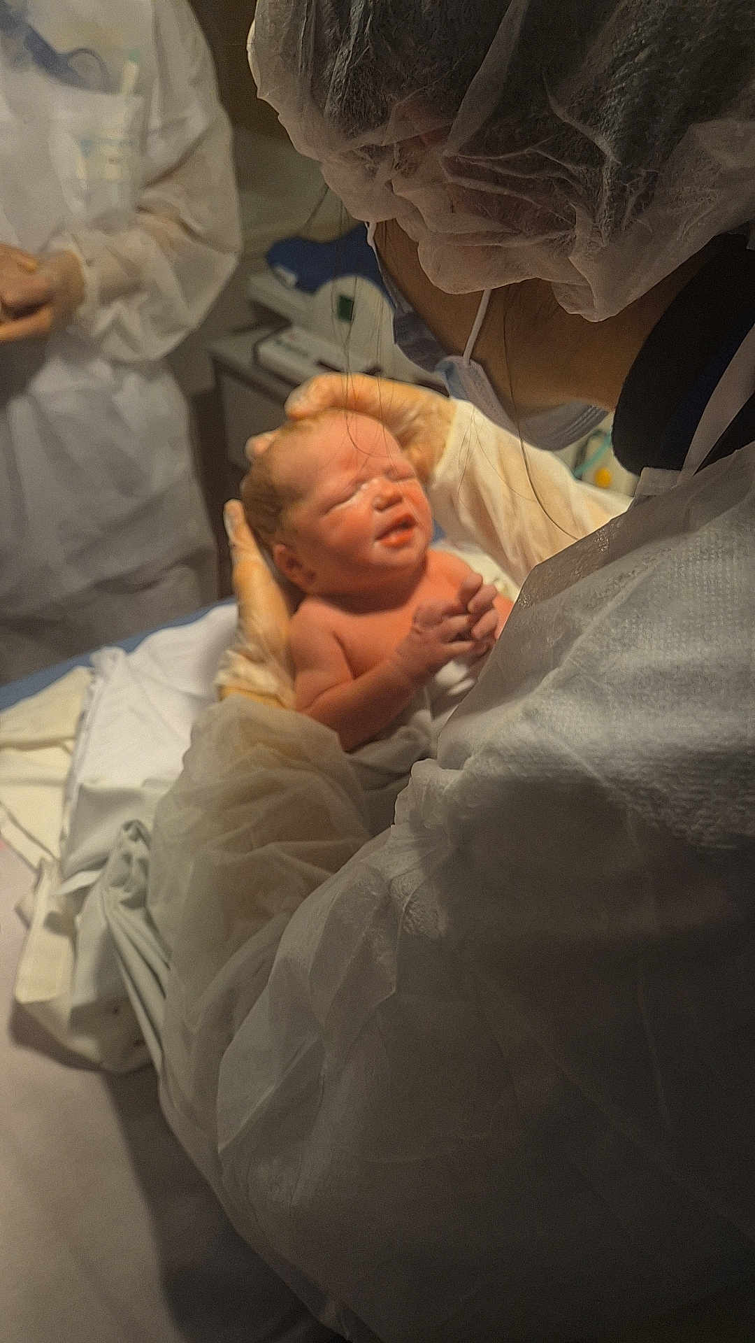 Alïyàa participe au concours pour gagner de l'argent avec cette photo : baby, birth, care, close_up, delivery_room, face_mask, gloves, healthcare_worker, holding, hospital, hospital_bed, infant, medical_environment, medical_gown, new_life, newborn, person, protective_gear, skin, tenderness