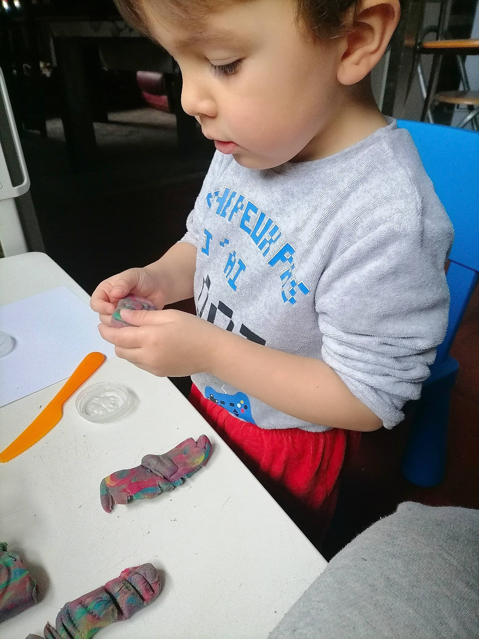 Damien participe au concours pour gagner de l'argent avec cette photo : baby_toddler_clothing, carmine, chair, child, desk, fun, gadget, indoor_games_and_sports, learning, nail, pattern, person, play, recreation, sitting, sleeve, t_shirt, table, toddler