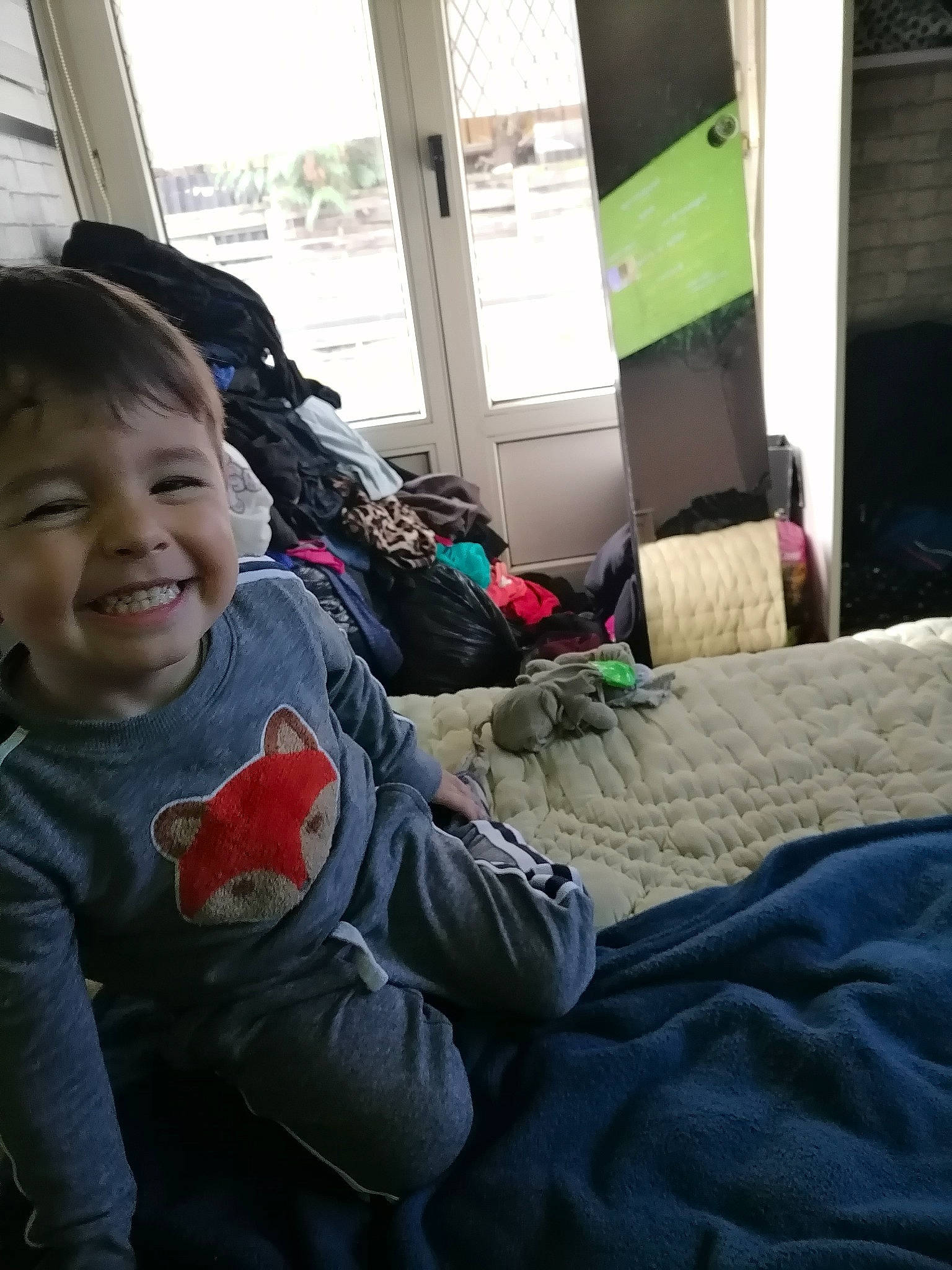 Damien a rejoint le concours — aidez-le/la à gagner de superbes lots ! baby, baby_toddler_clothing, child, comfort, fun, happy, joy, leisure, linens, mammal, person, room, sitting, smile, toddler, travel, tree, window