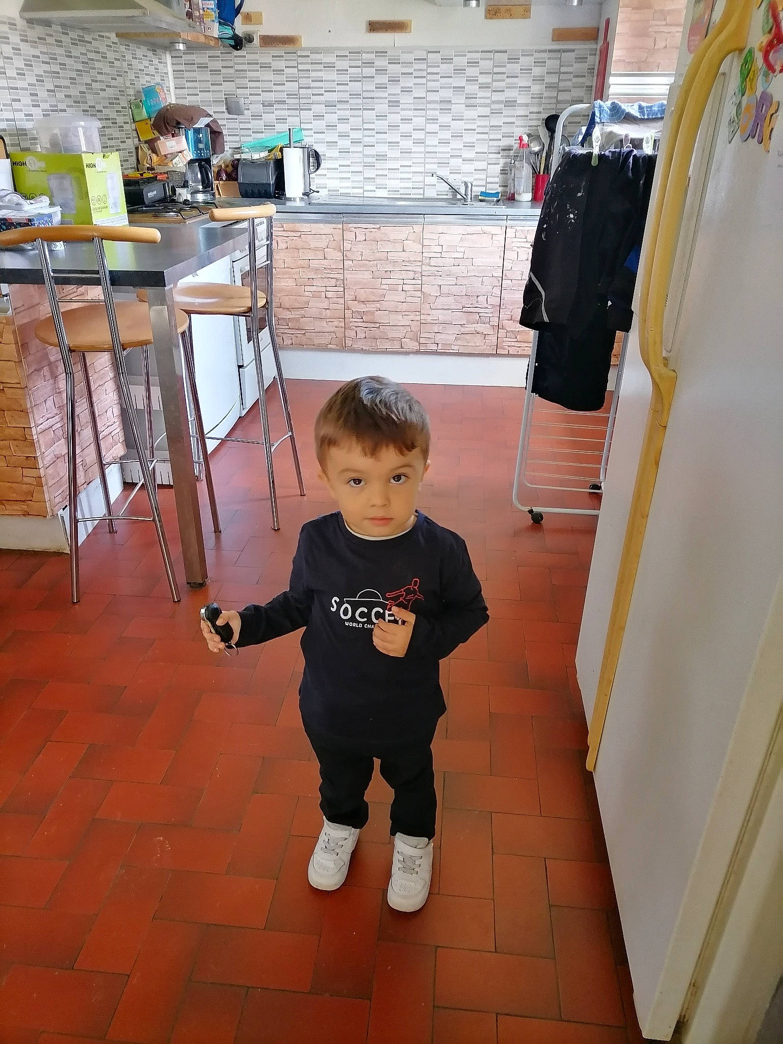 Damien a rejoint le concours — aidez-le/la à gagner de superbes lots ! baby, baby_toddler_clothing, chair, child, desk, drawer, floor, flooring, fun, hardwood, home_appliance, kitchen_appliance, person, room, shelf, stool, t_shirt, table, toddler, wood