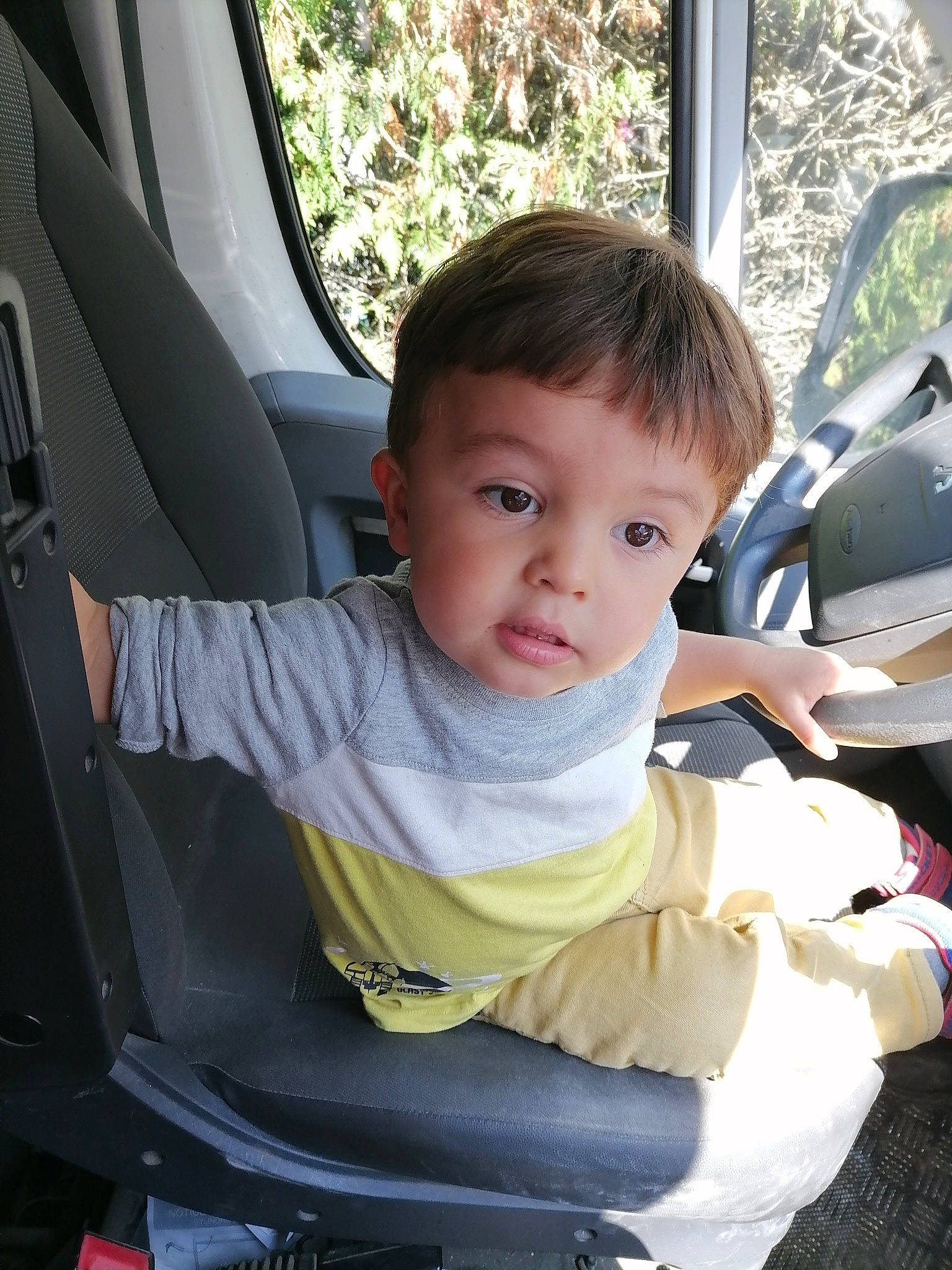 Damien a rejoint le concours — aidez-le/la à gagner de superbes lots ! auto_part, automotive_design, automotive_exterior, baby_carriage, car, car_seat, car_seat_cover, chair, comfort, motor_vehicle, person, personal_luxury_car, plant, seat_belt, steering_part, steering_wheel, toddler, vehicle, vehicle_door, white