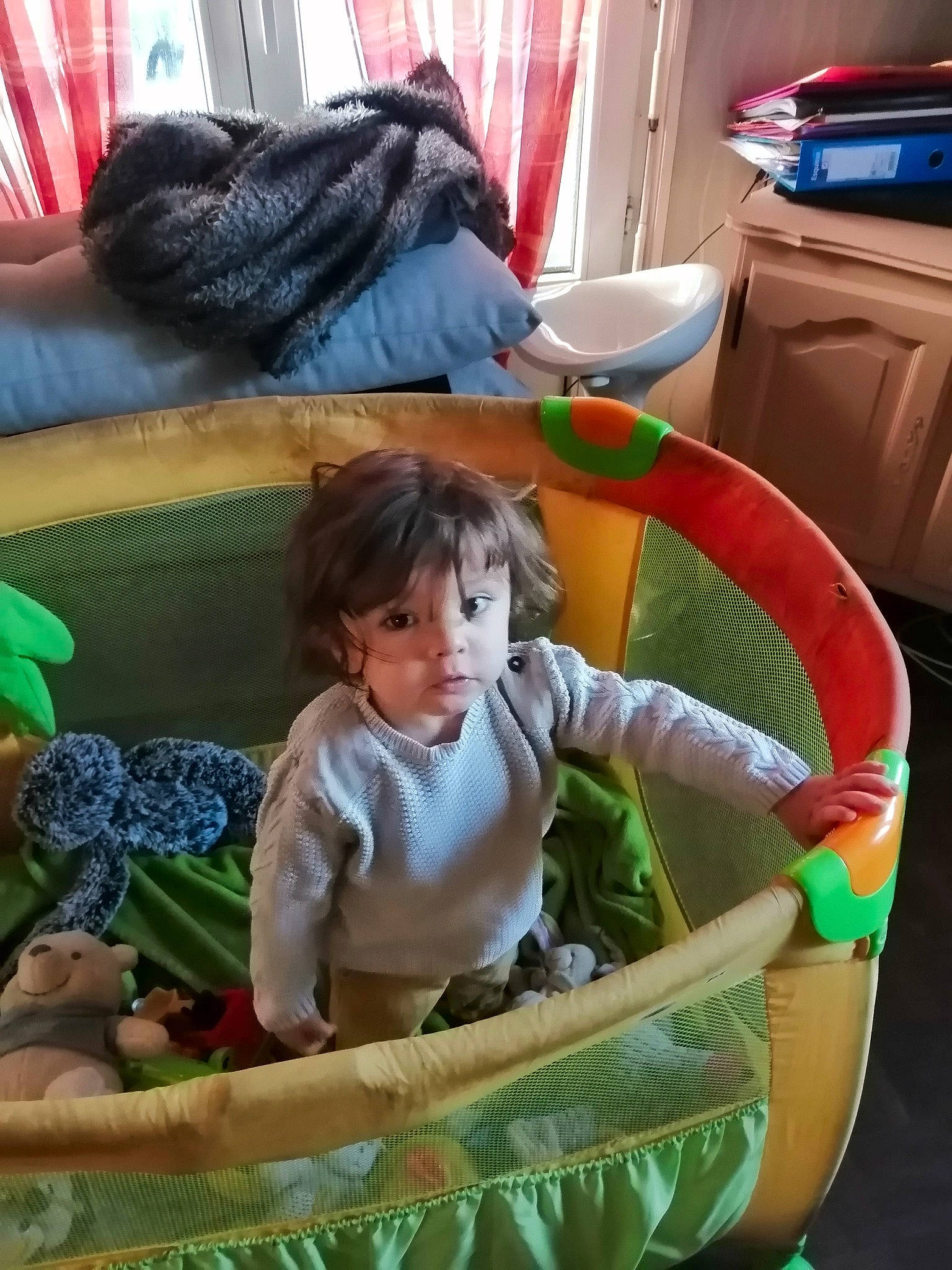 Damien a rejoint le concours — aidez-le/la à gagner de superbes lots ! baby, baby_products, baby_toddler_clothing, baby_toys, comfort, couch, person, plastic