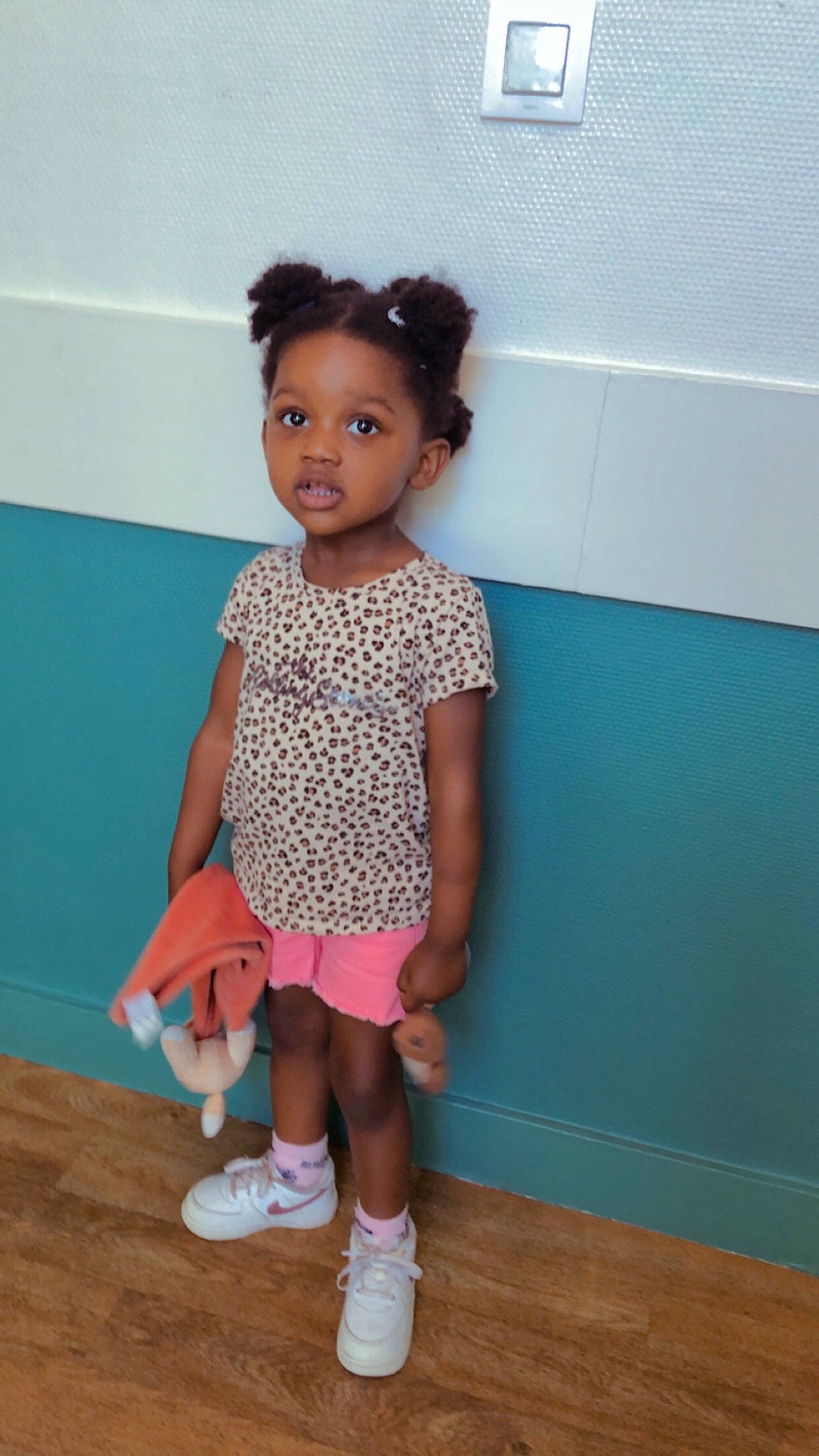 Kendra a rejoint le concours — aidez-le/la à gagner de superbes lots ! baby_toddler_clothing, electric_blue, fashion_design, flooring, fun, happy, hardwood, head, human_leg, knee, leg, magenta, neck, pattern, person, sleeve, sock, thigh, toddler, waist