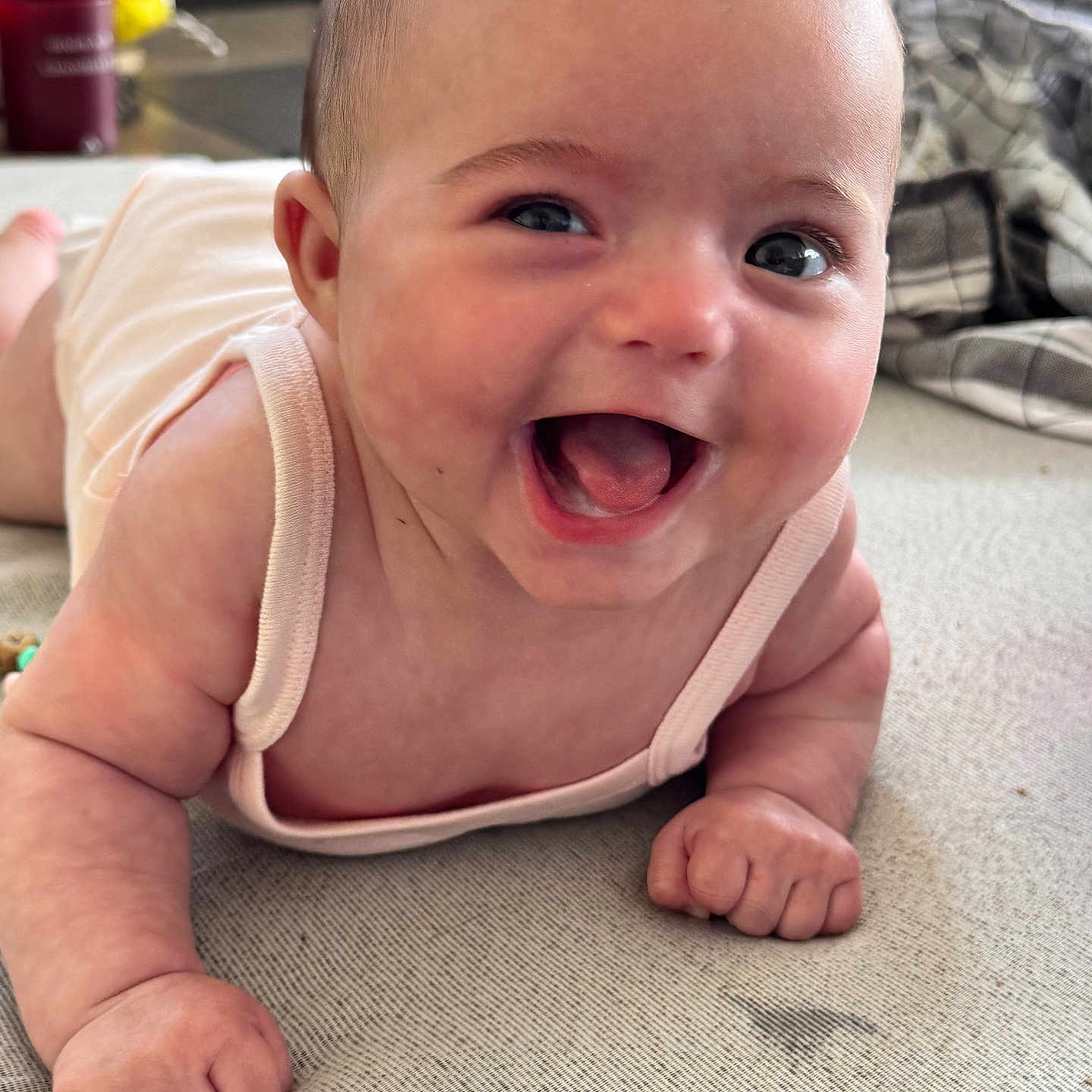 Mensía participe au concours pour gagner de l'argent avec cette photo : baby, babylaughing, bodypart, crawling, face, finger, hand, happy, head, laughing, newborn, person, photography, portrait, smile