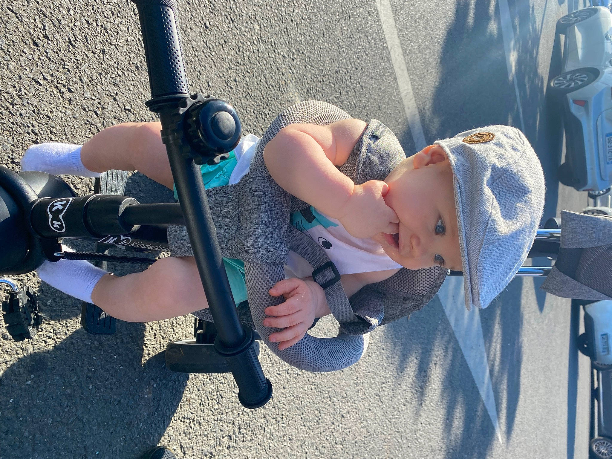Hayden a rejoint le concours — aidez-le/la à gagner de superbes lots ! auto_part, automotive_exterior, automotive_tire, automotive_wheel_system, baby_carriage, baby_products, bicycle_fork, elbow, electric_blue, fun, hat, headwear, human_leg, leg, person, recreation, shorts, sneakers, tire, toddler