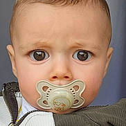 Maylone a rejoint le concours — aidez-le/la à gagner de superbes lots ! baby, child, closeup, clothing, curious, cute, expression, eyes, face, head, indoors, infant, jacket, nike, pacifier, person, portrait, skin, young, zipper
