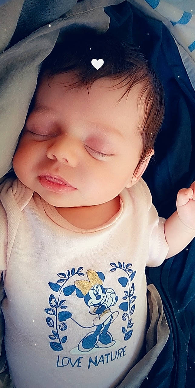 Emma participe au concours pour gagner de l'argent avec cette photo : cheek, chin, eye, eyebrow, eyelash, face, facial_expression, forehead, hair, hairstyle, hand, head, lip, mouth, muscle, nose, person, photograph, skin, vertebrate