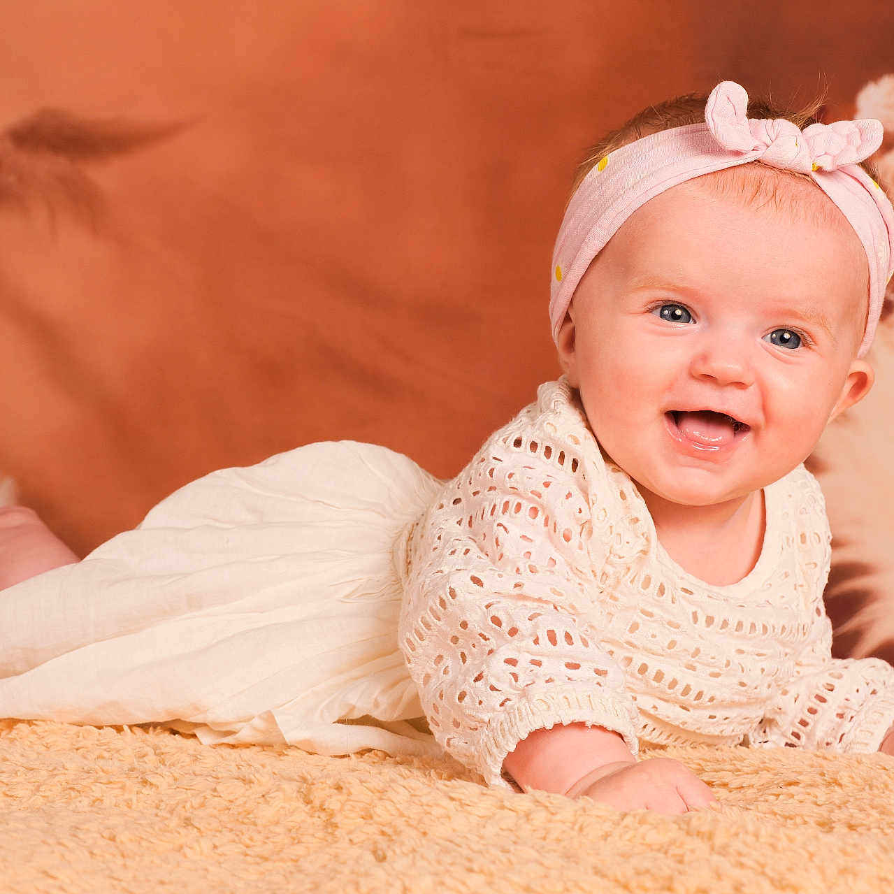 Athénaïs a rejoint le concours — aidez-le/la à gagner de superbes lots ! baby, background, child, clothing, cute, dress, eyes, face, female, fluffy_rug, happy, headband, headwear, indoor, infant, photography, portrait, skin, smiling, tummy
