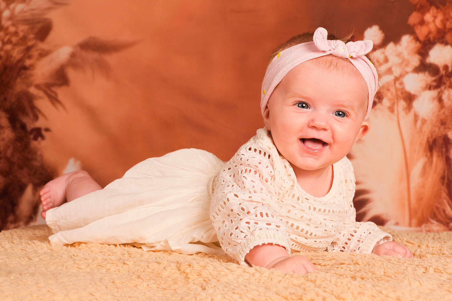 Athénaïs a rejoint le concours — aidez-le/la à gagner de superbes lots ! baby, child, smiling, headband, dress, tummy, fluffy_rug, portrait, indoor, cute, happy, infant, female, clothing, headwear, face, skin, eyes, background, photography