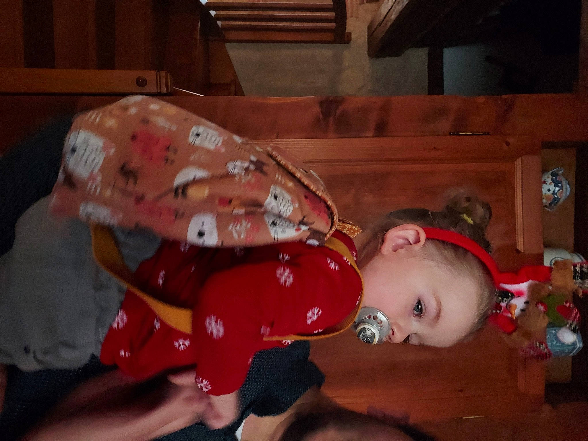 Charlyne participe au concours pour gagner de l'argent avec cette photo : baby, baby_toddler_clothing, cheek, child, christmas, christmas_eve, costume, event, fun, holiday, person, room, toddler, wood