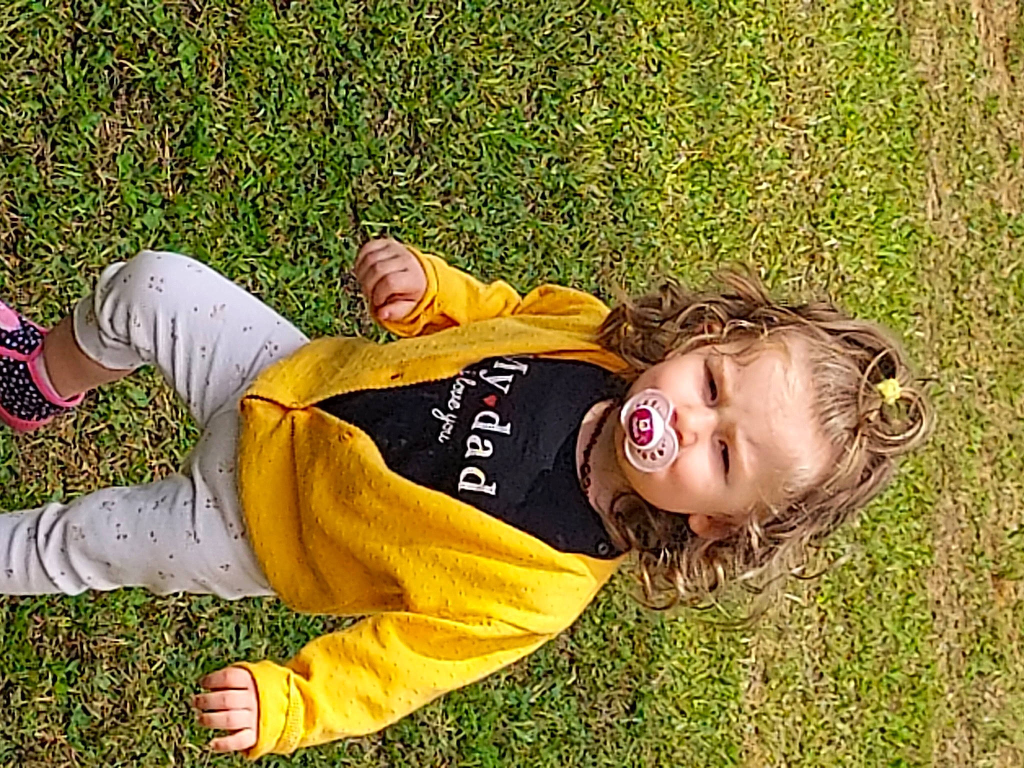 Charlyne participe au concours pour gagner de l'argent avec cette photo : fun, grass, grass_family, grassland, happy, lawn, leisure, people_in_nature, person, plant, prairie, recreation, sitting, smile, soil, toddler