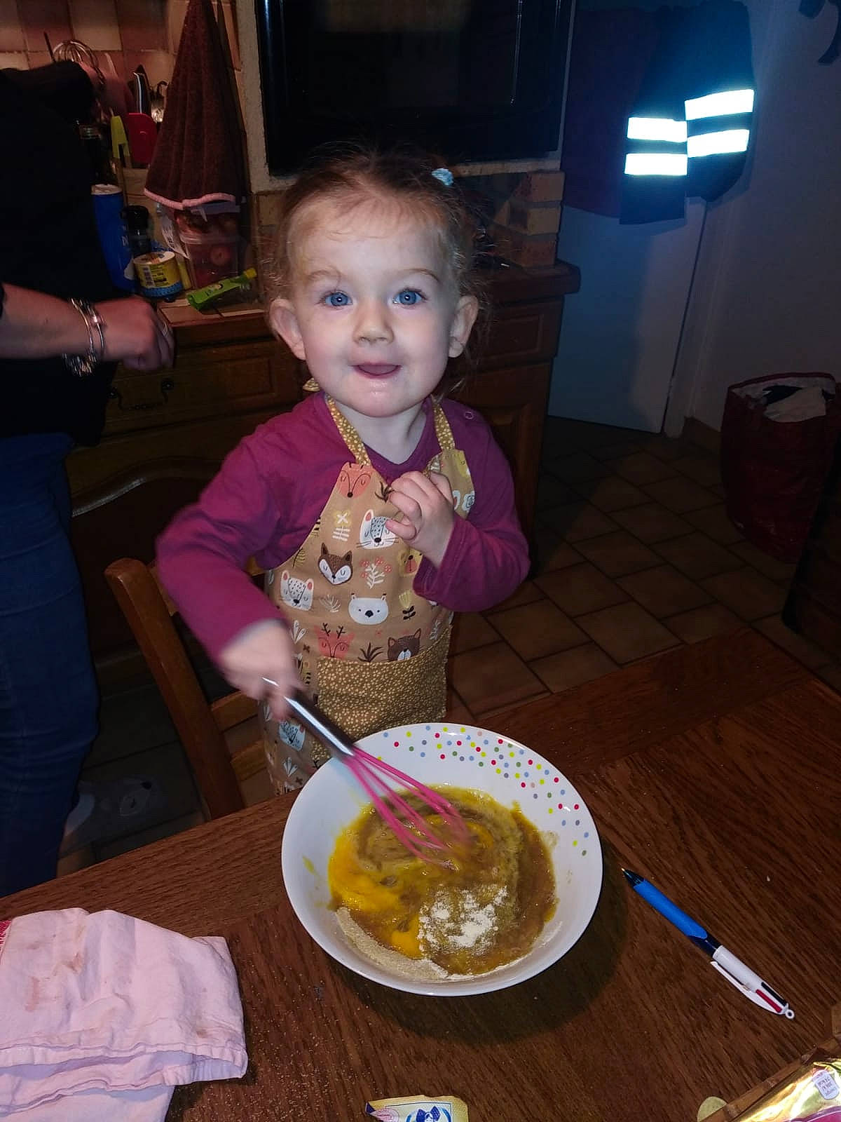 Charlyne participe au concours pour gagner de l'argent avec cette photo : chair, comfort_food, cuisine, cutlery, dish, dishware, food, food_craving, fork, ingredient, joy, kitchen_utensil, person, plate, sharing, smile, spoon, table, tableware, television