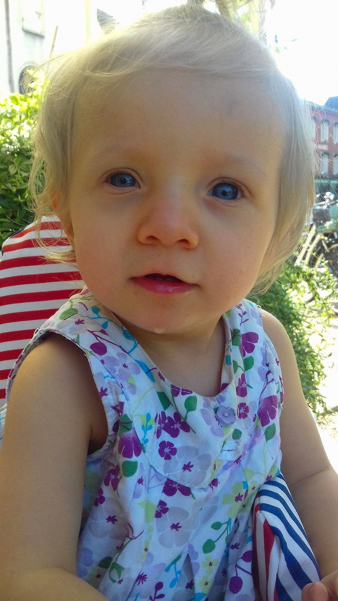 Julia a rejoint le concours — aidez-le/la à gagner de superbes lots ! child, dress, eye, face, facial_expression, girl, infant, nose, organ, person, play, skin, smile, sweetness, toddler