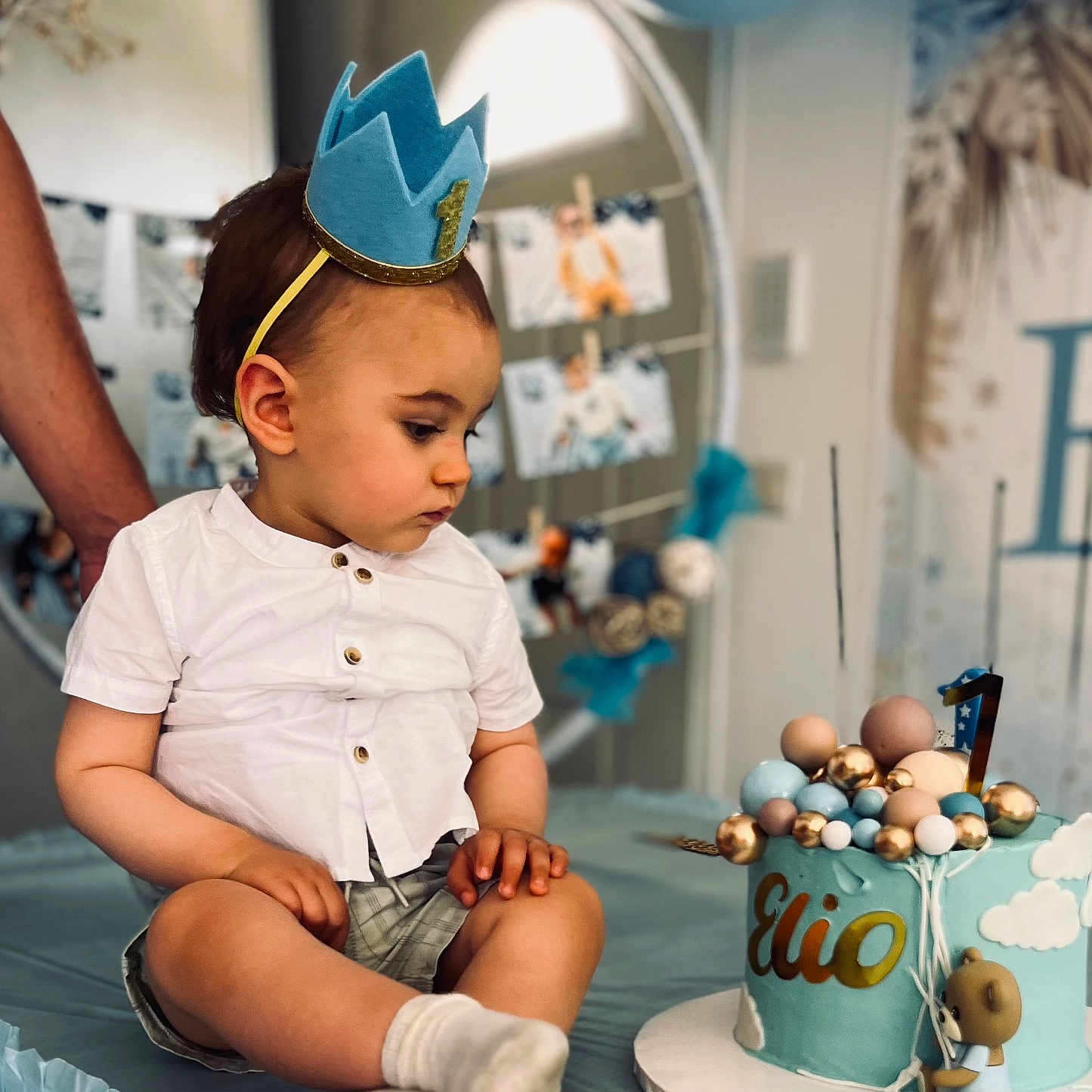 Elio participe au concours pour gagner de l'argent avec cette photo : birthday_cake, blue_cake, cake_candle, celebration, child, crown, decorations, face, hand, indoor, party, person, photography, portrait, shorts, socks, table, toddler, white_shirt, young_child