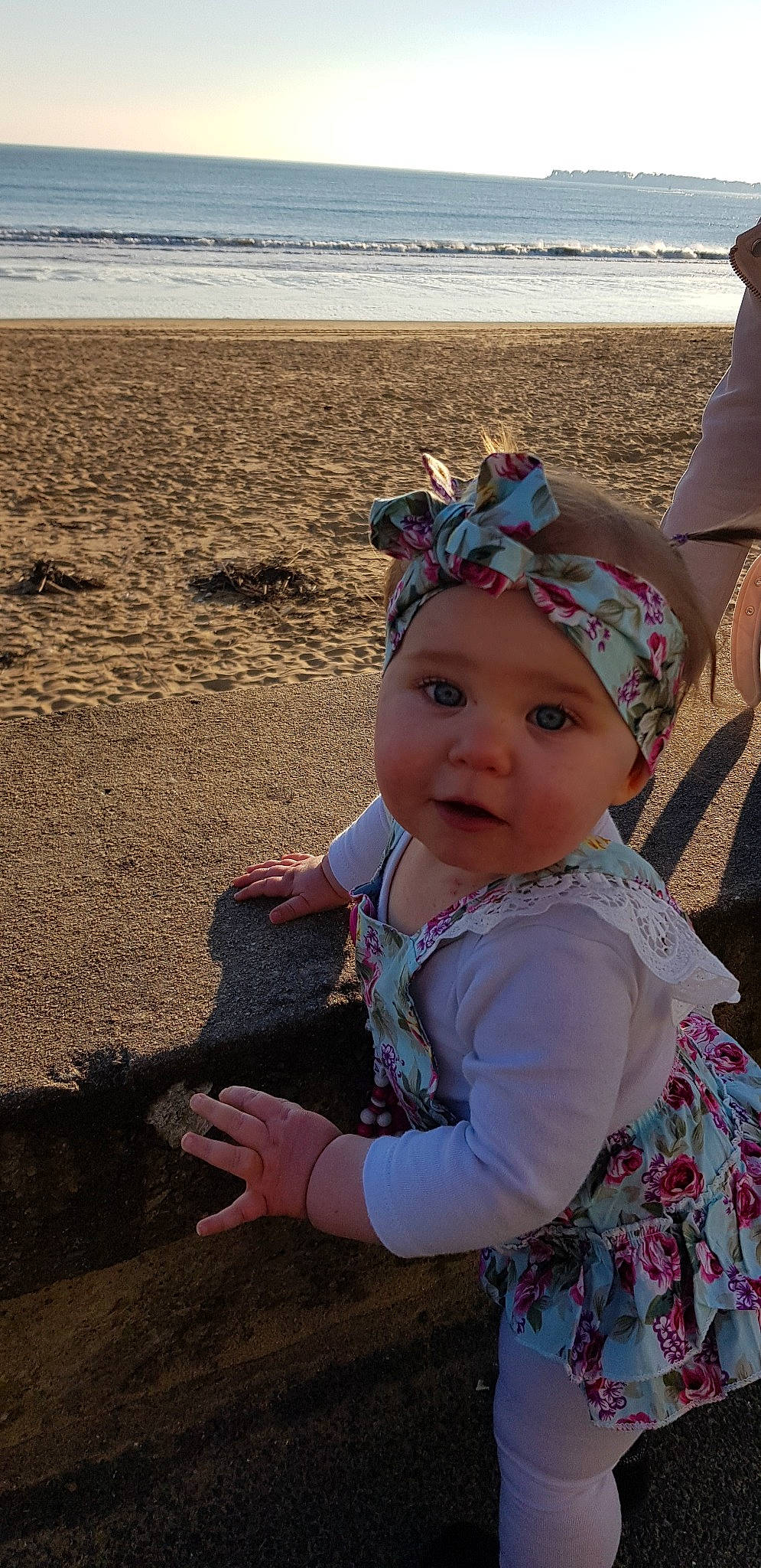 Mila a rejoint le concours — aidez-le/la à gagner de superbes lots ! child, fashion_accessory, fawn, hair_accessory, headband, headgear, headwear, person, smile, toddler, vacation