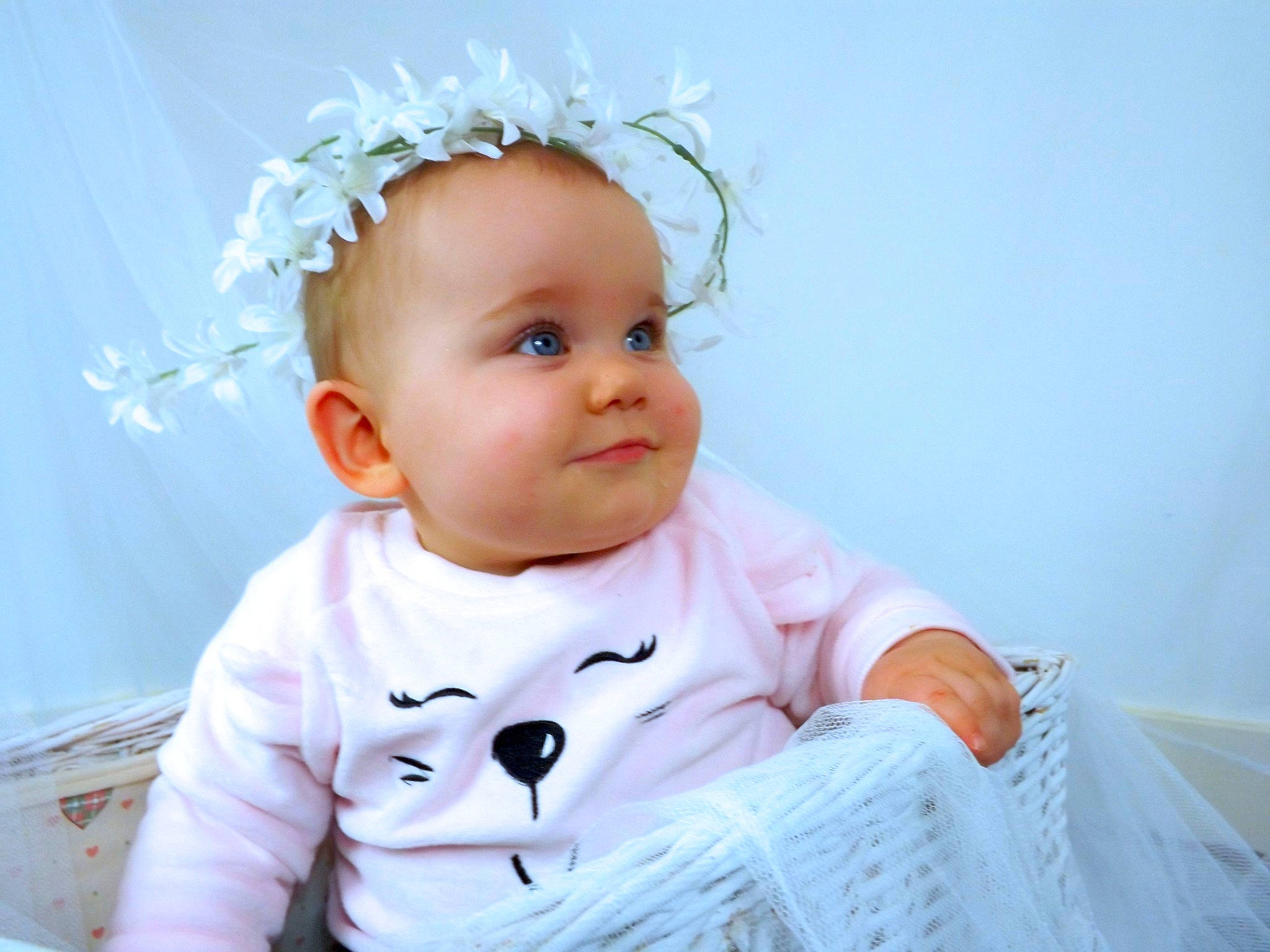 Mila a rejoint le concours — aidez-le/la à gagner de superbes lots ! baby, baby_products, baby_toddler_clothing, cheek, child, ear, fashion_accessory, hair_accessory, head, headband, headgear, headpiece, person, smile, toddler, white