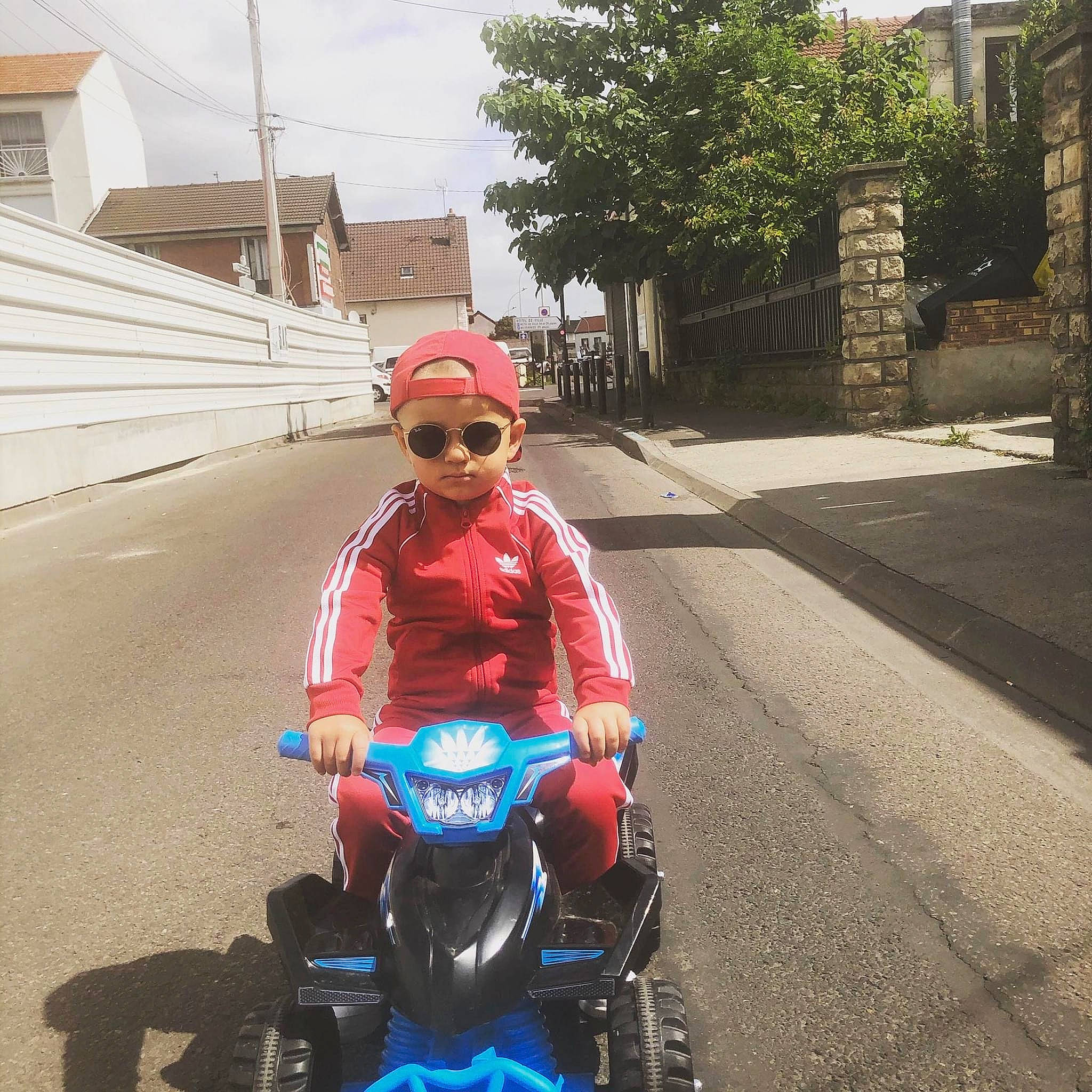 Aden participe au concours pour gagner de l'argent avec cette photo : asphalt, automotive_design, automotive_lighting, automotive_tire, automotive_wheel_system, eyewear, glasses, goggles, headgear, headwear, helmet, motor_vehicle, motorcycle, motorcycle_helmet, person, recreation, road_surface, sunglasses, travel, tree