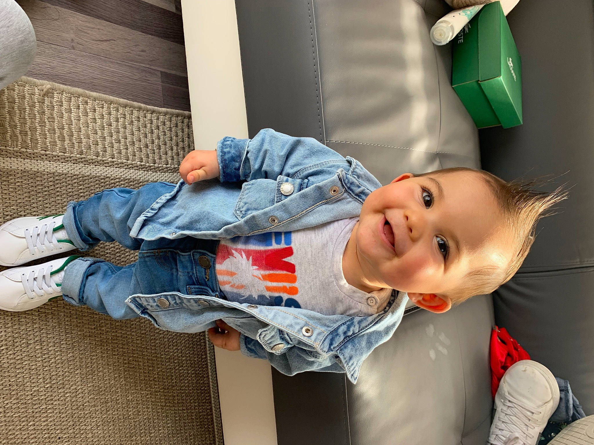 Denver a rejoint le concours — aidez-le/la à gagner de superbes lots ! baby, baby_toddler_clothing, child, comfort, denim, flash_photography, fun, happy, human_leg, joy, lap, leg, leisure, person, room, sitting, sleeve, smile, sock, textile