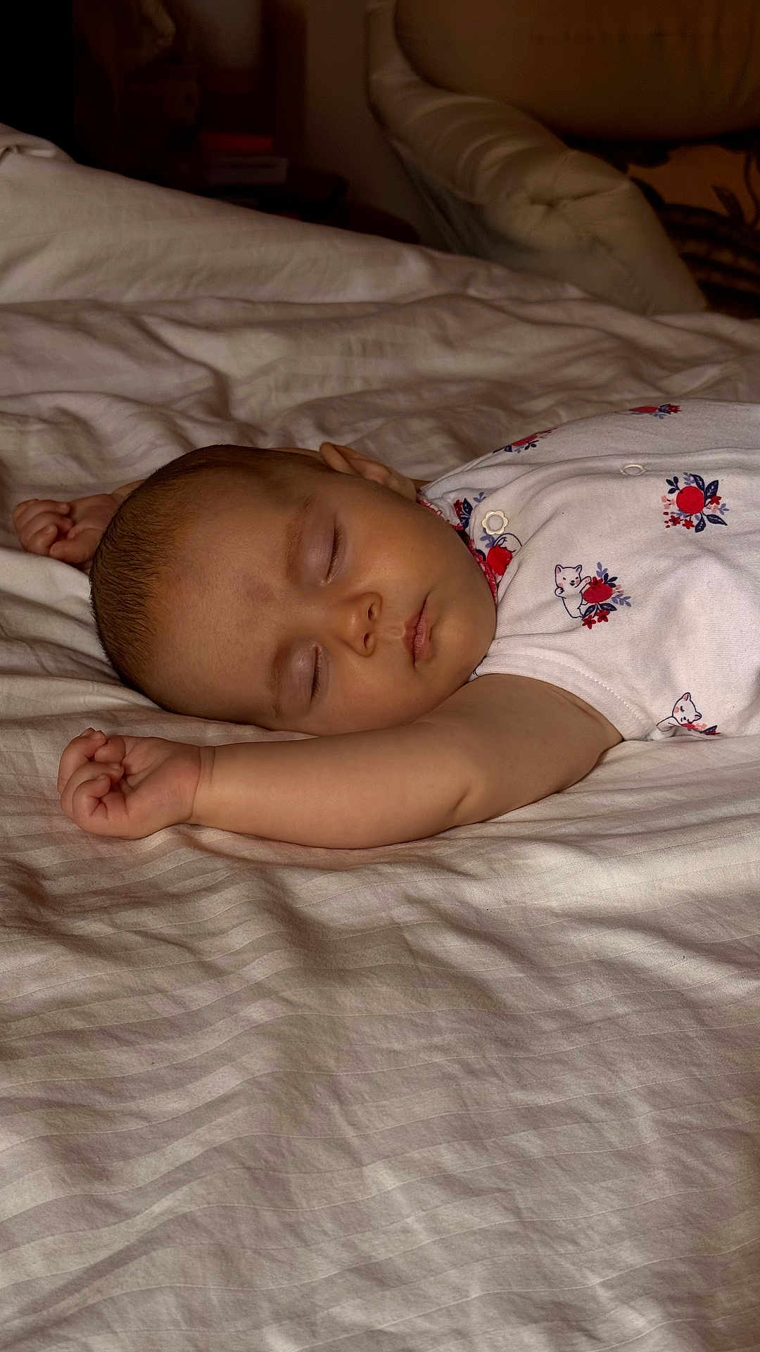 Arya a rejoint le concours — aidez-le/la à gagner de superbes lots ! baby, sleeping, bed, onesie, white_clothing, floral_pattern, cat_pattern, arm, face, peaceful, indoor, soft_lighting, blanket, bedroom, infant, resting, cute, child, portrait, cozy