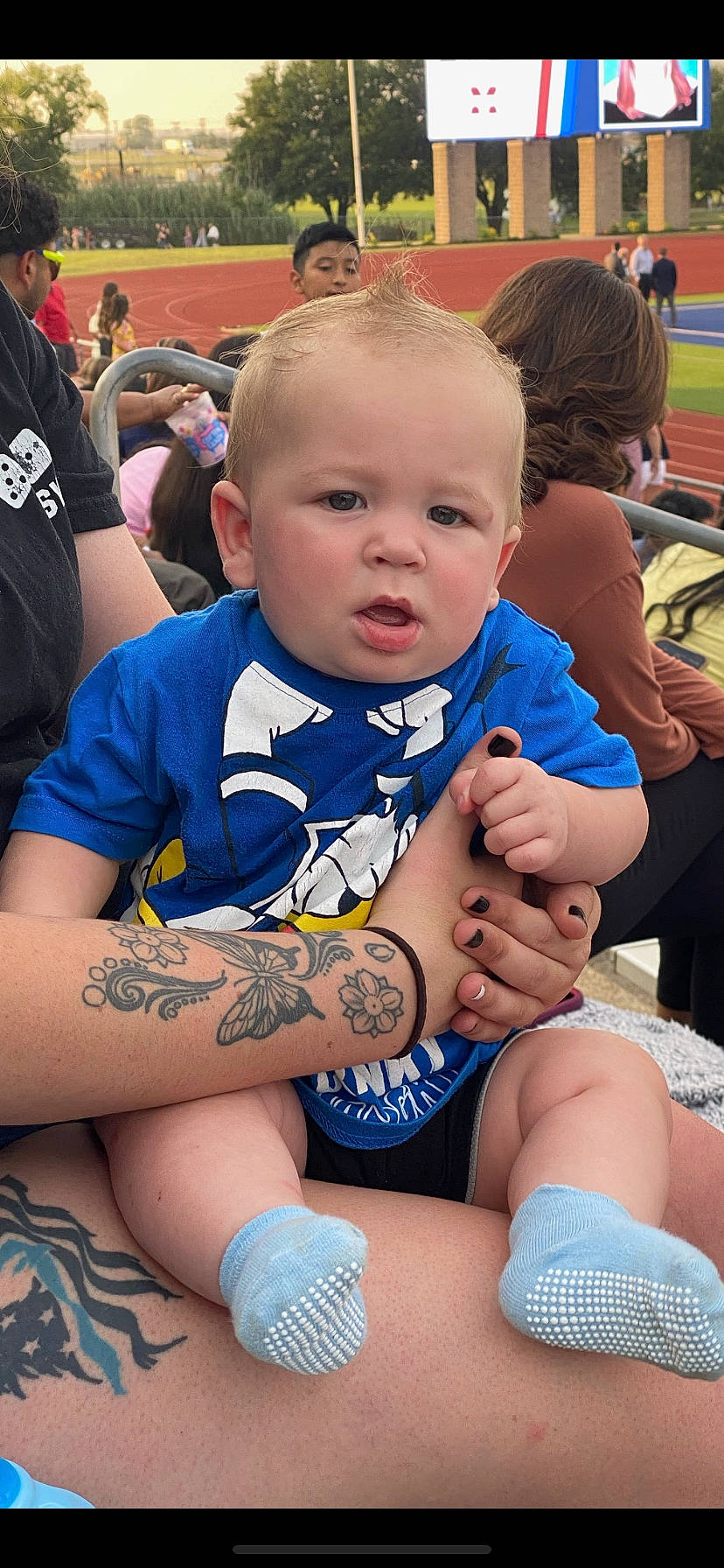 Koen is registered to the contest to win money with this photo: baby, blue, child, elbow, electric_blue, event, fun, hairstyle, happy, head, human_leg, knee, leisure, people, person, recreation, skin, t_shirt, thigh, toddler