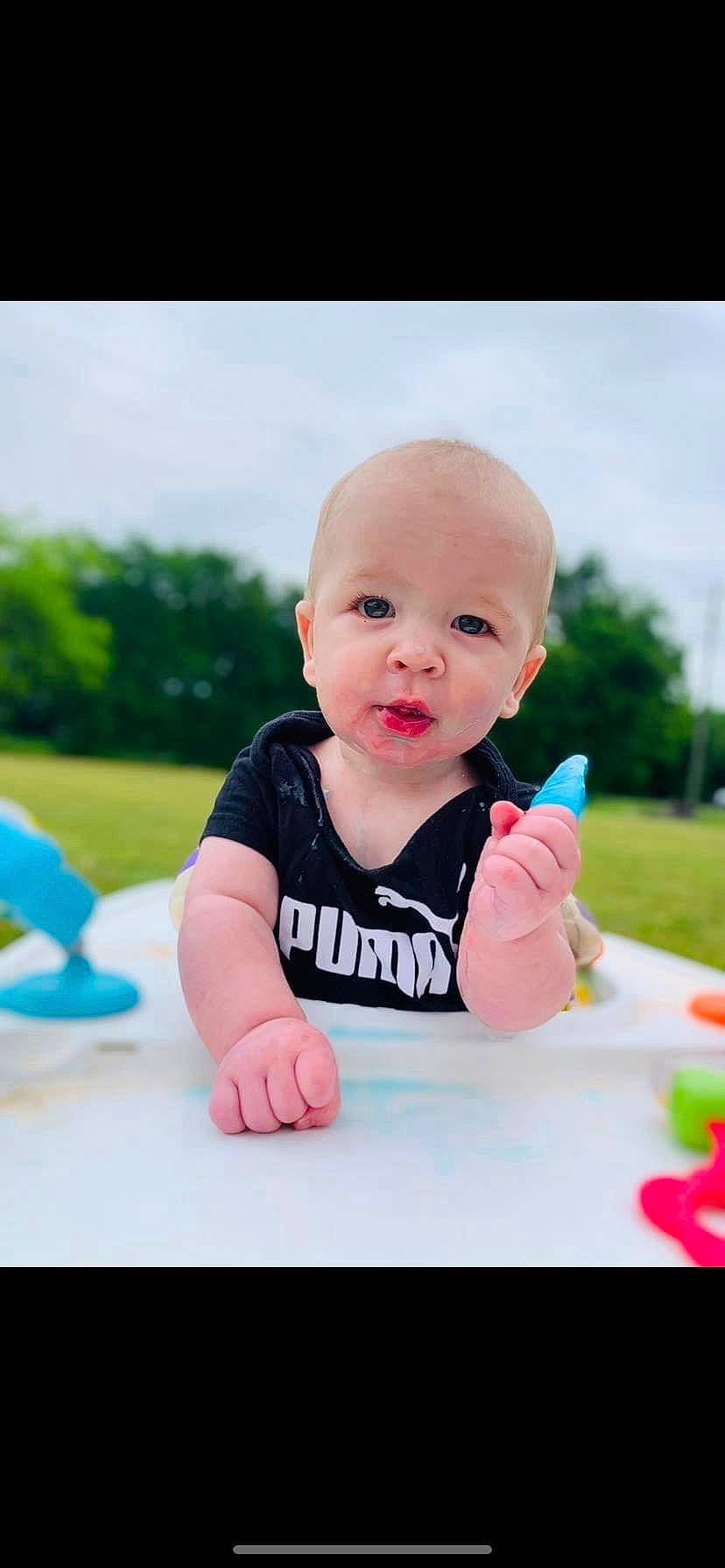Koen is registered to the contest to win money with this photo: baby, baby_playing_with_toys, baby_products, baby_toddler_clothing, child, flash_photography, fun, grass, happy, leisure, people_in_nature, person, play, recreation, sitting, skin, sky, sleeve, t_shirt, toddler