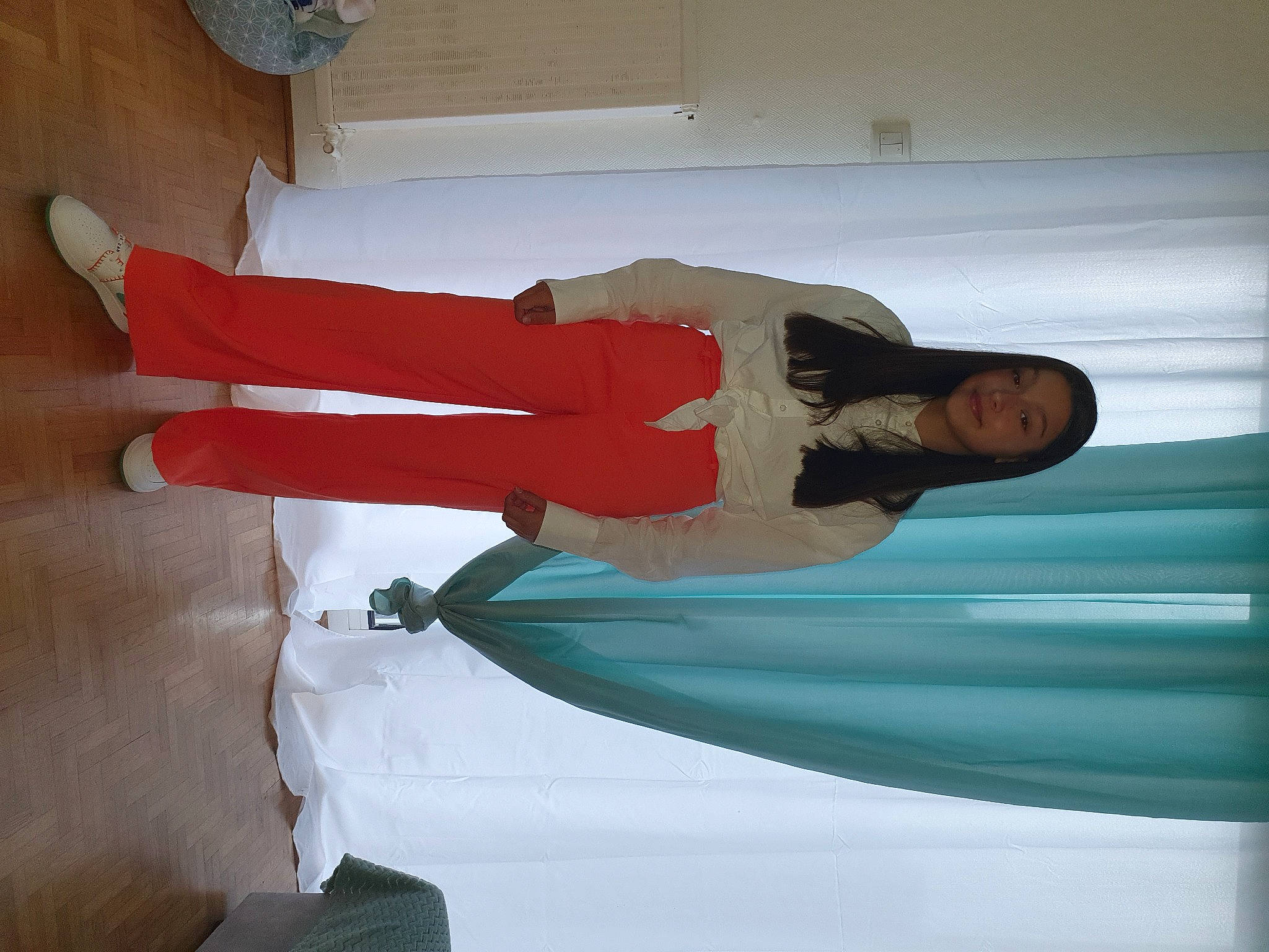 Shana participe au concours pour gagner de l'argent avec cette photo : art, balance, carmine, cleanliness, composite_material, creative_arts, elbow, gesture, human_leg, joy, knee, person, plaster, sculpture, sleeve, statue, thumb, tints_and_shades, wood, wrist