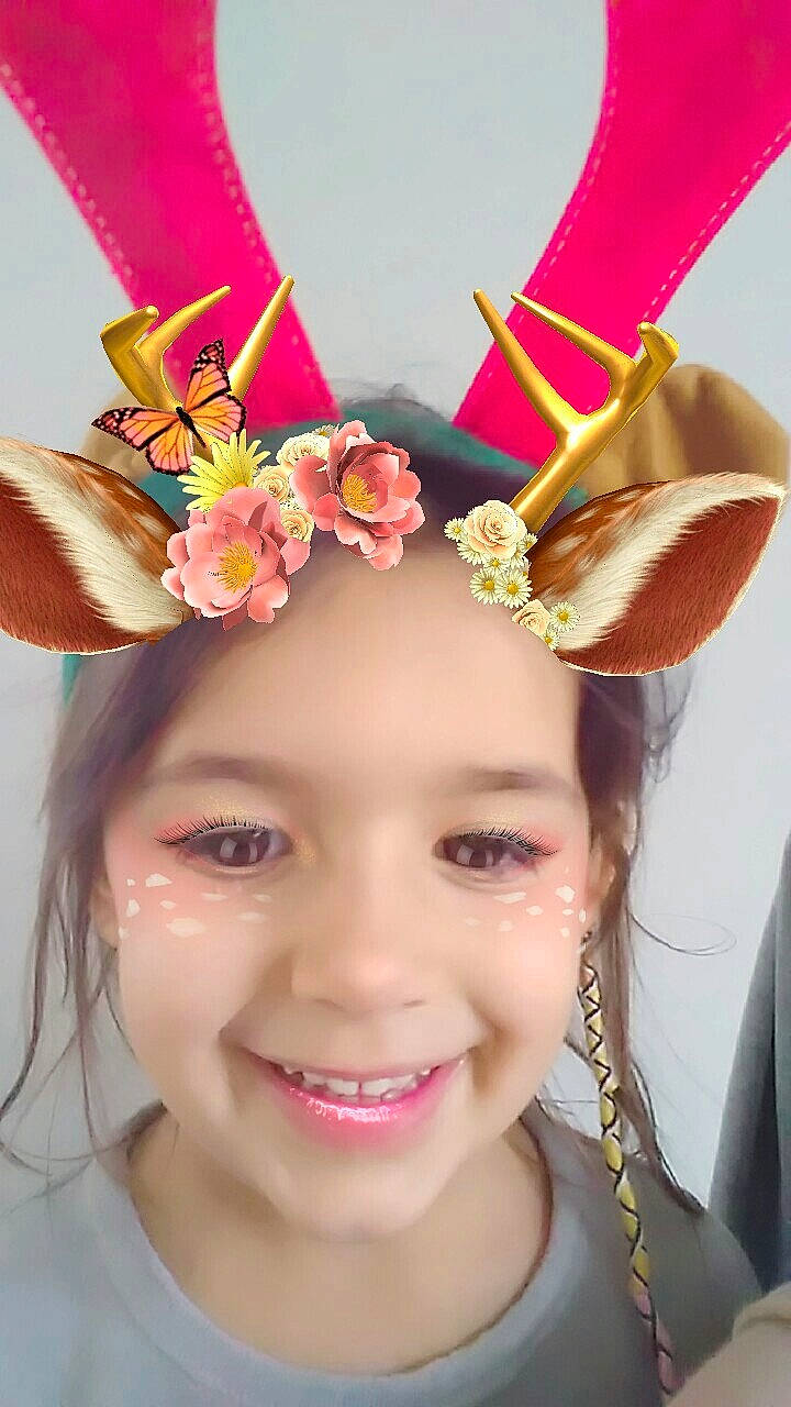 Anaëlle a rejoint le concours — aidez-le/la à gagner de superbes lots ! crown, ear, fashion_accessory, forehead, hair_accessory, hair_tie, headband, headgear, headpiece, headwear, jewellery, joy, party_hat, person, pink