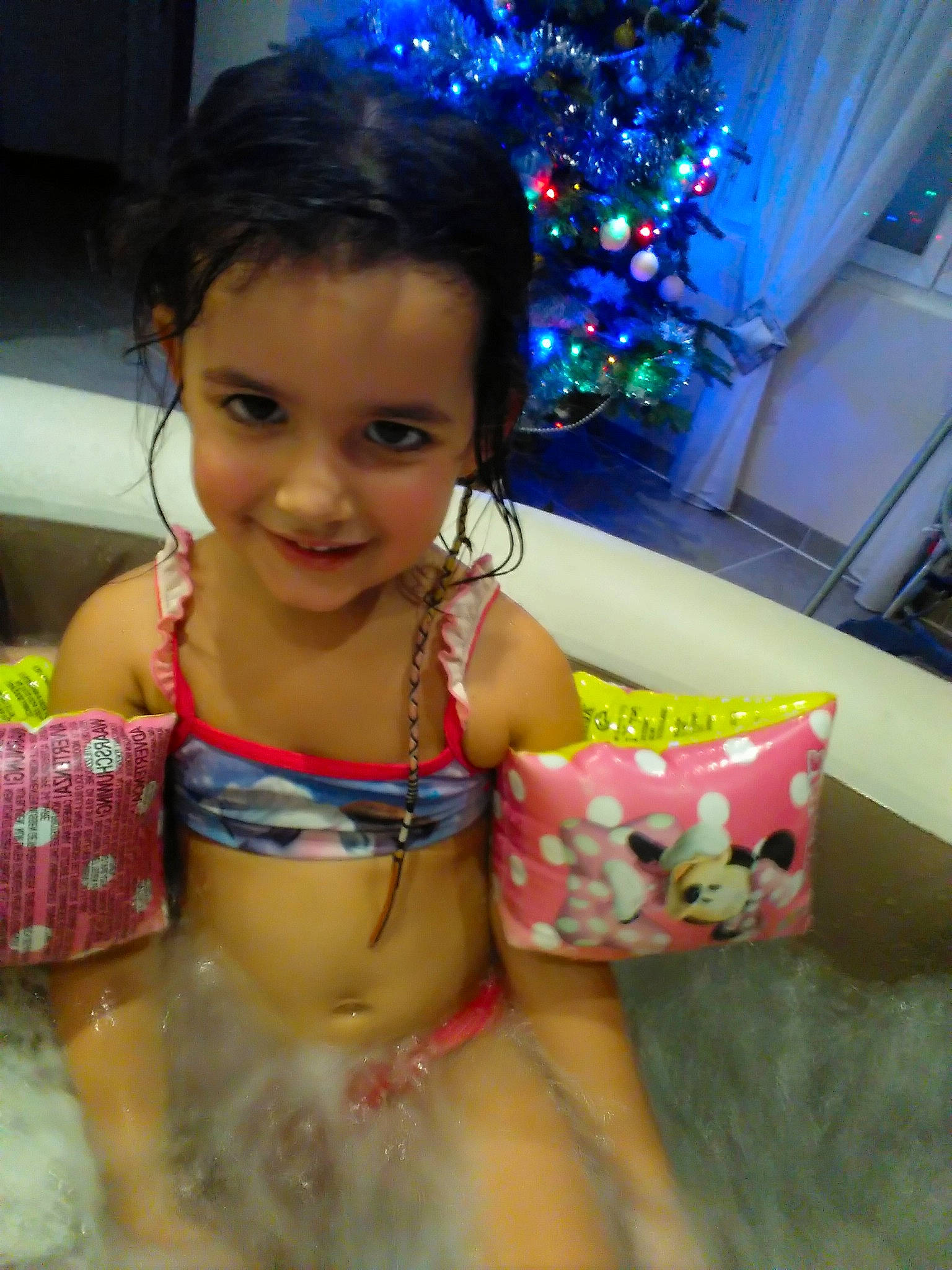 Anaëlle a rejoint le concours — aidez-le/la à gagner de superbes lots ! abdomen, black_hair, child, finger, fun, girl, joy, long_hair, person, smile, toddler, trunk