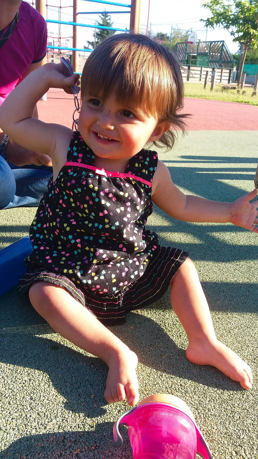 Rebecca a rejoint le concours — aidez-le/la à gagner de superbes lots ! child, day, design, fun, girl, infant, joy, leg, pattern, person, pink, play, recreation, shoe, sitting, skin, smile, toddler, vacation