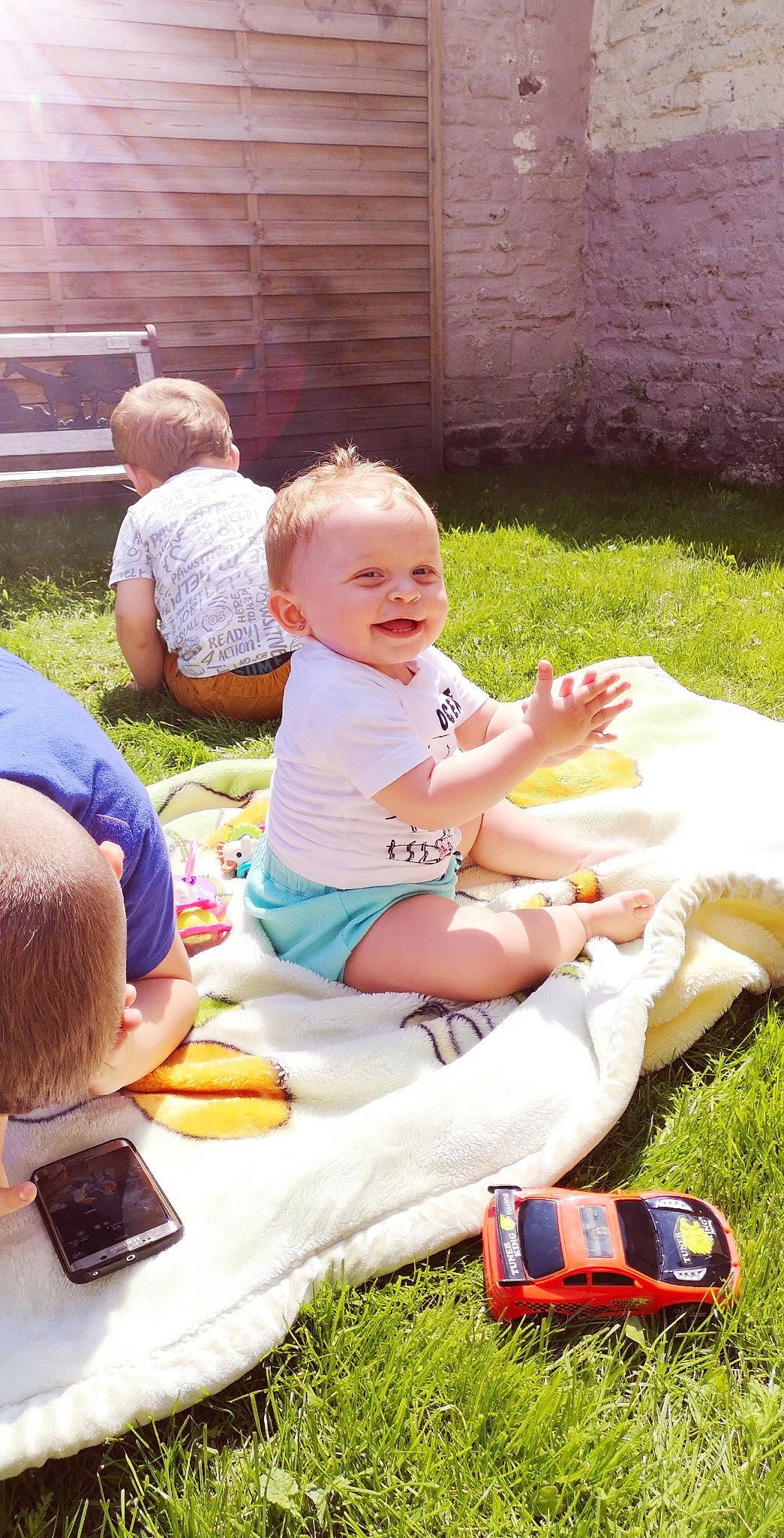 Océane participe au concours pour gagner de l'argent avec cette photo : baby, baby_toddler_clothing, child, fun, grass, green, happy, lap, lawn, leisure, person, photograph, plant, recreation, sharing, shorts, smile, summer, sunglasses, t_shirt